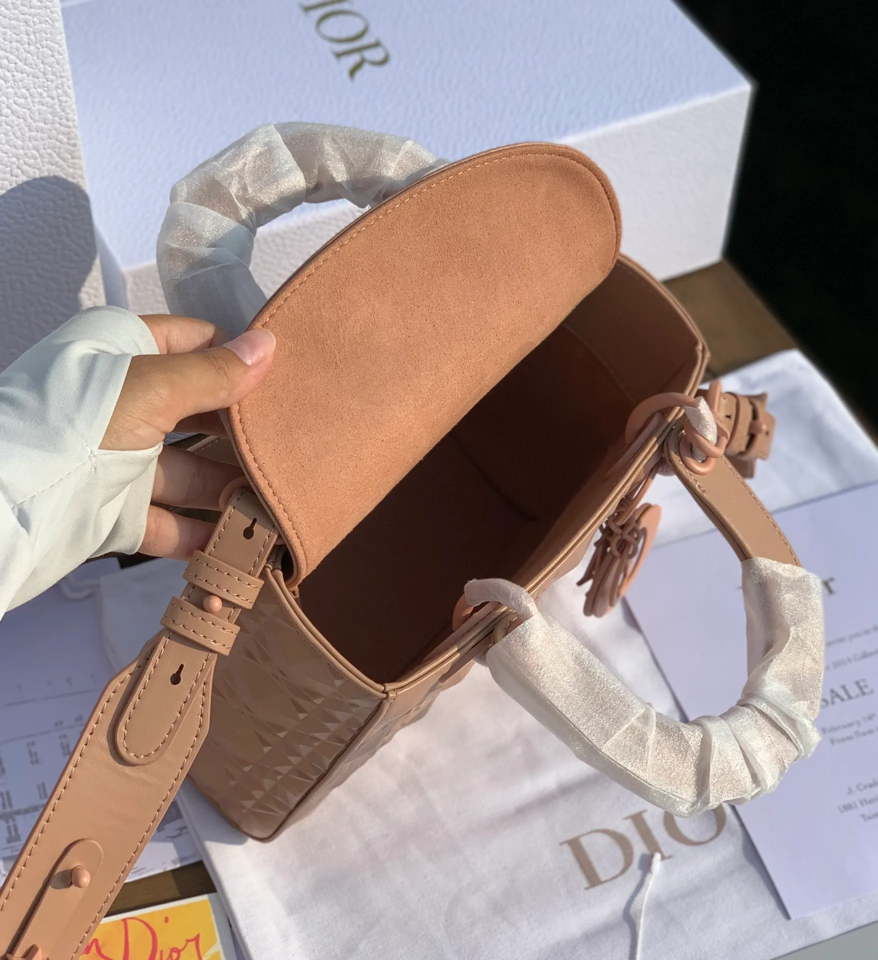 ❗️❗️❗️Free shipping with SF Express for year-end events❗️❗️❗️💰2000 Size 20-17-8cm Four-frame rose pink Exclusive channel 2022 spring and summer series launched Diamond Cannage The diamond cannage series handbags use an embossing process to create an undulating diamond-cut cannage pattern on the calfskin, and are paired with matte hardware of the same color, giving the bag a texture like a marble sculpture.