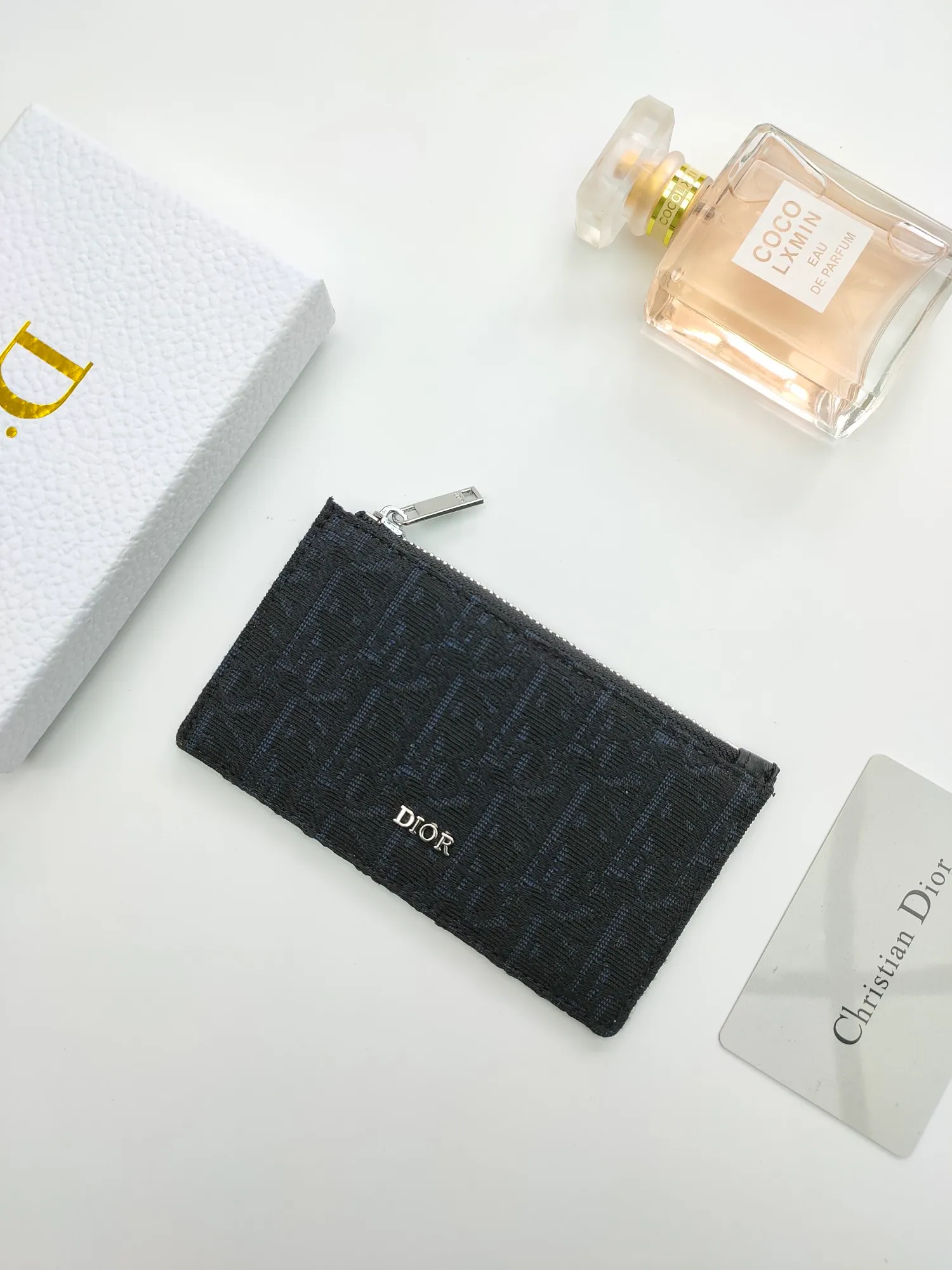 ￥120💰 The Dior zipper card holder is carefully made of Oblique printed fabric👏🏻 Decorated with black grained cow leather and "DIOR" logo🌺 There is a zipper compartment on the top and four card slots on the back. Style number: 250 Size: 13.2*7.5cm