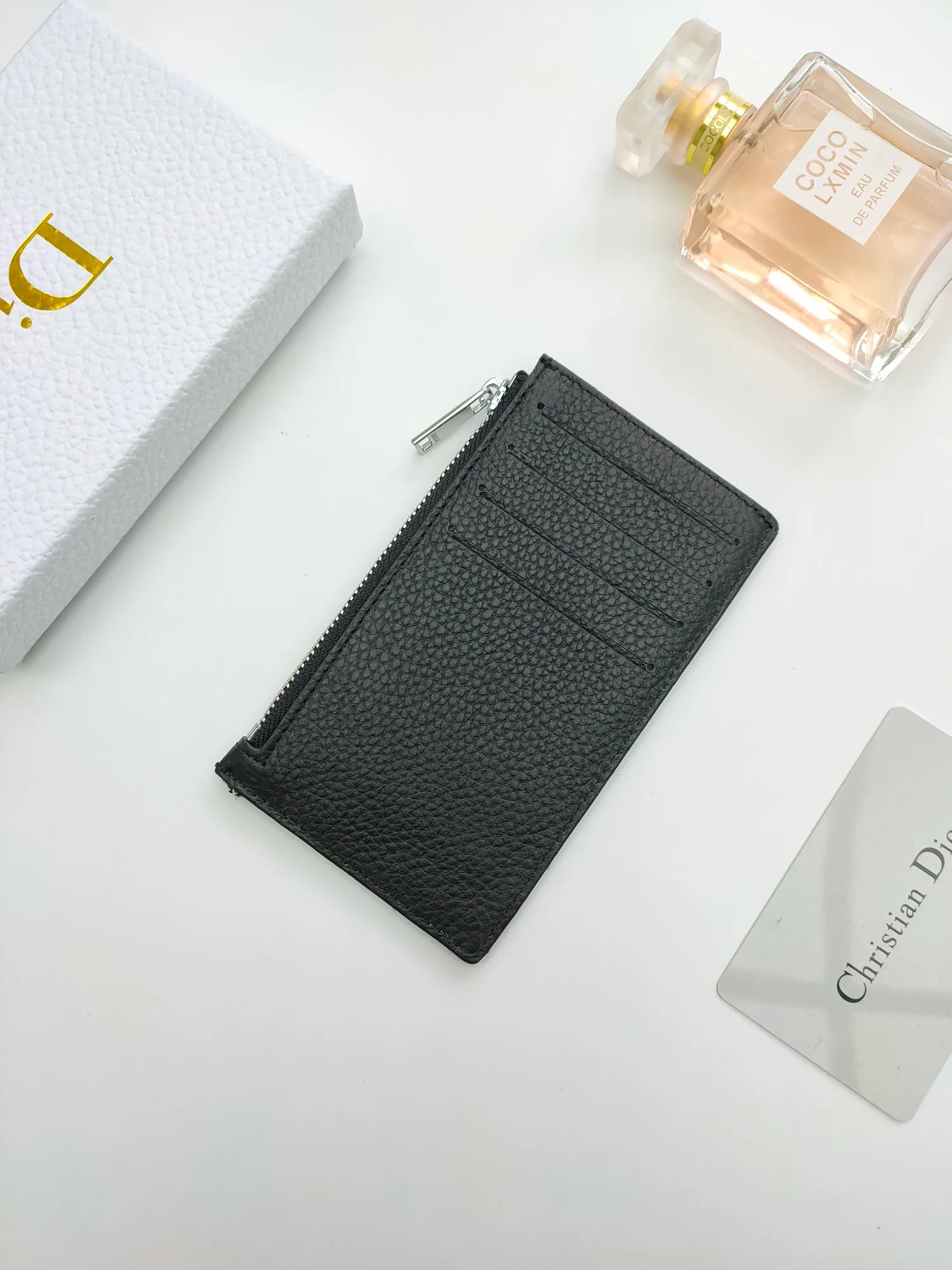 ￥120💰 The Dior zipper card holder is carefully made of Oblique printed fabric👏🏻 Decorated with black grained cow leather and "DIOR" logo🌺 There is a zipper compartment on the top and four card slots on the back. Style number: 250 Size: 13.2*7.5cm
