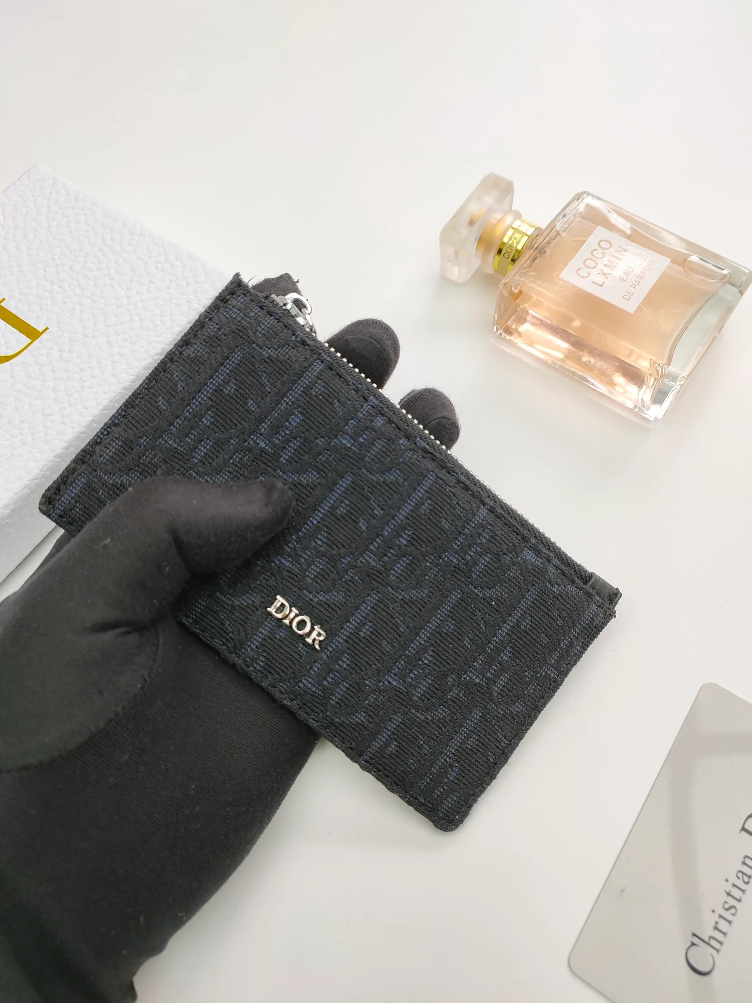 ￥120💰 The Dior zipper card holder is carefully made of Oblique printed fabric👏🏻 Decorated with black grained cow leather and "DIOR" logo🌺 There is a zipper compartment on the top and four card slots on the back. Style number: 250 Size: 13.2*7.5cm