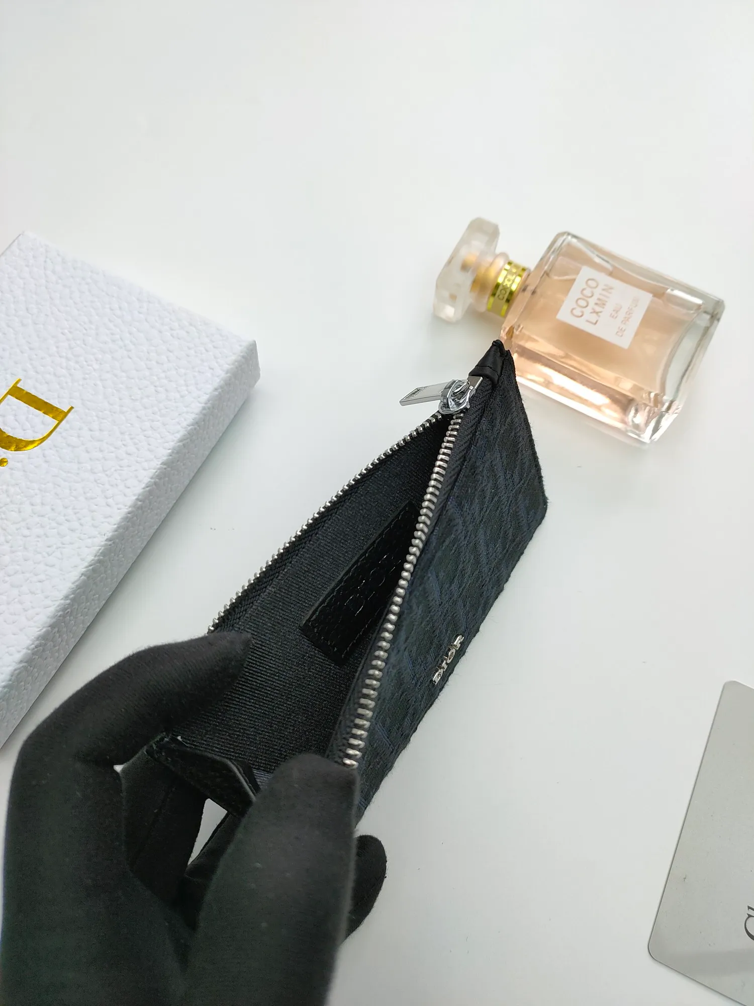 ￥120💰 The Dior zipper card holder is carefully made of Oblique printed fabric👏🏻 Decorated with black grained cow leather and "DIOR" logo🌺 There is a zipper compartment on the top and four card slots on the back. Style number: 250 Size: 13.2*7.5cm