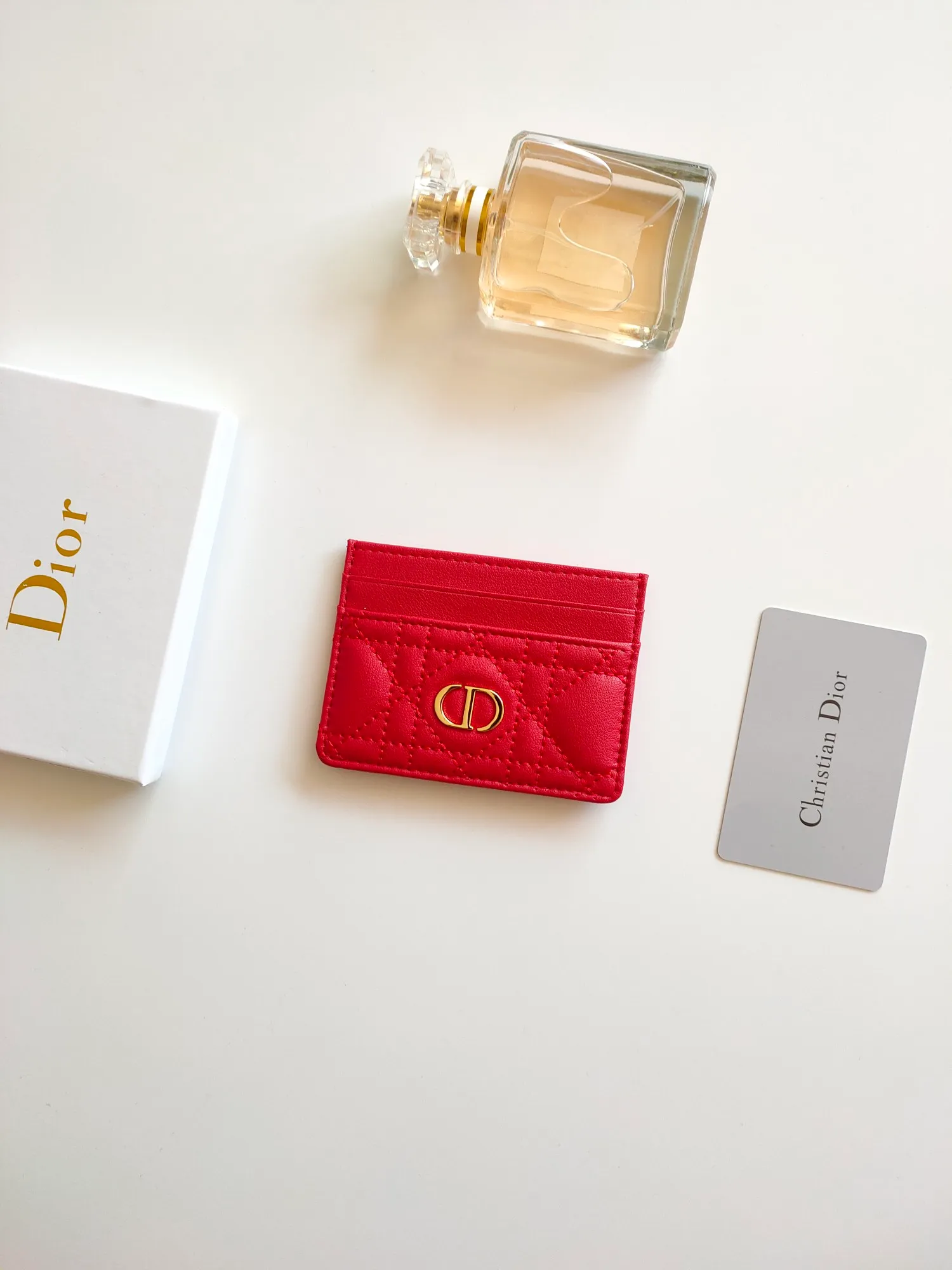 ￥110😍The Dior Caro five-compartment card holder is a new product this season, elegant and practical. Style number: S5130. Carefully crafted from soft cowhide, decorated with cannage pattern topstitching and embellished with the "CD" logo on the front. Elegant and sophisticated, it has five card slots and is suitable for various occasions. Size:10.5*7.5cm