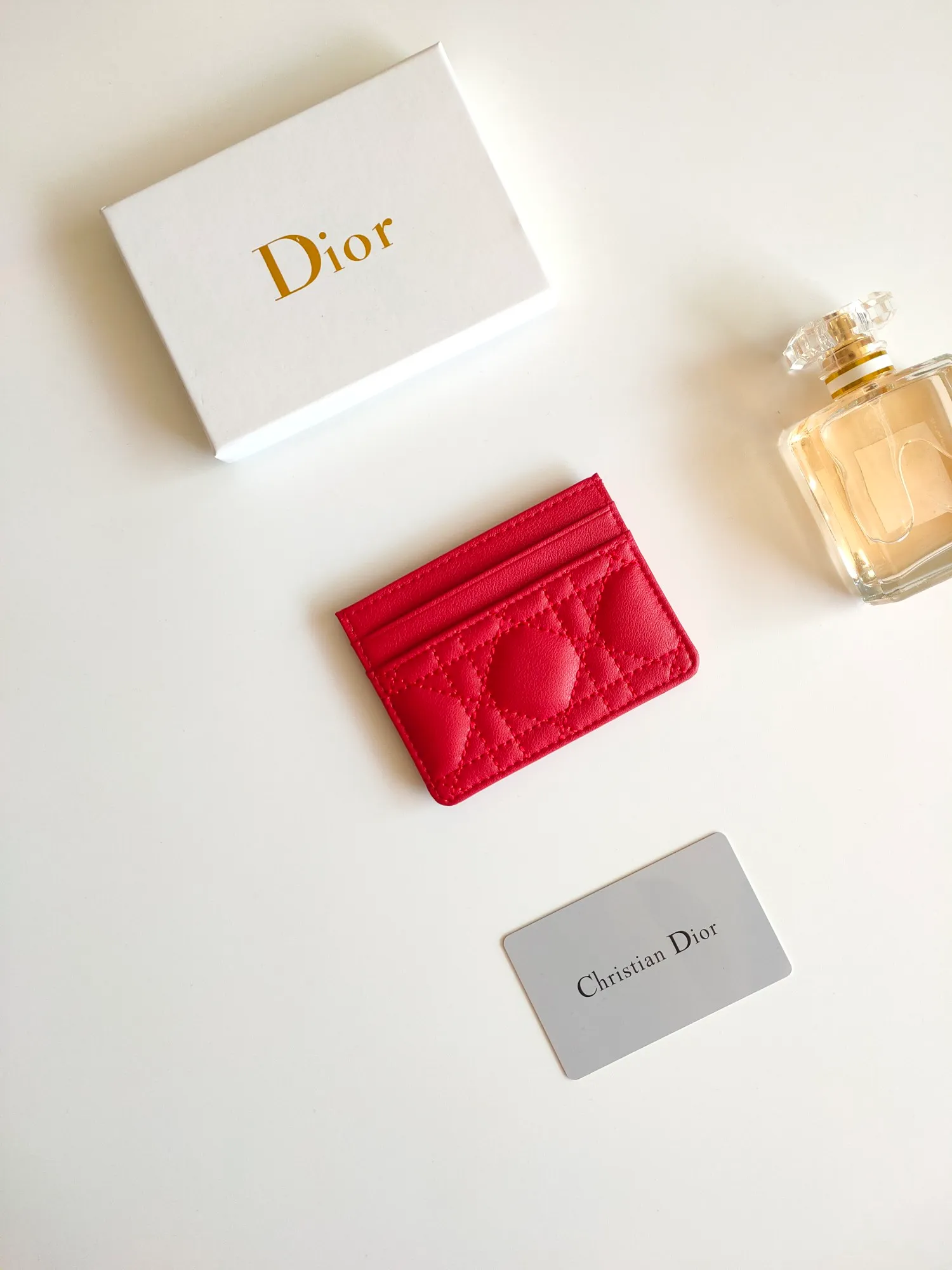 ￥110😍The Dior Caro five-compartment card holder is a new product this season, elegant and practical. Style number: S5130. Carefully crafted from soft cowhide, decorated with cannage pattern topstitching and embellished with the "CD" logo on the front. Elegant and sophisticated, it has five card slots and is suitable for various occasions. Size:10.5*7.5cm