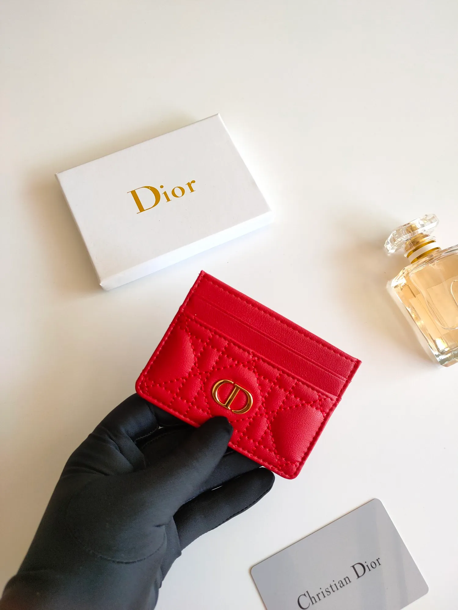 ￥110😍The Dior Caro five-compartment card holder is a new product this season, elegant and practical. Style number: S5130. Carefully crafted from soft cowhide, decorated with cannage pattern topstitching and embellished with the "CD" logo on the front. Elegant and sophisticated, it has five card slots and is suitable for various occasions. Size:10.5*7.5cm