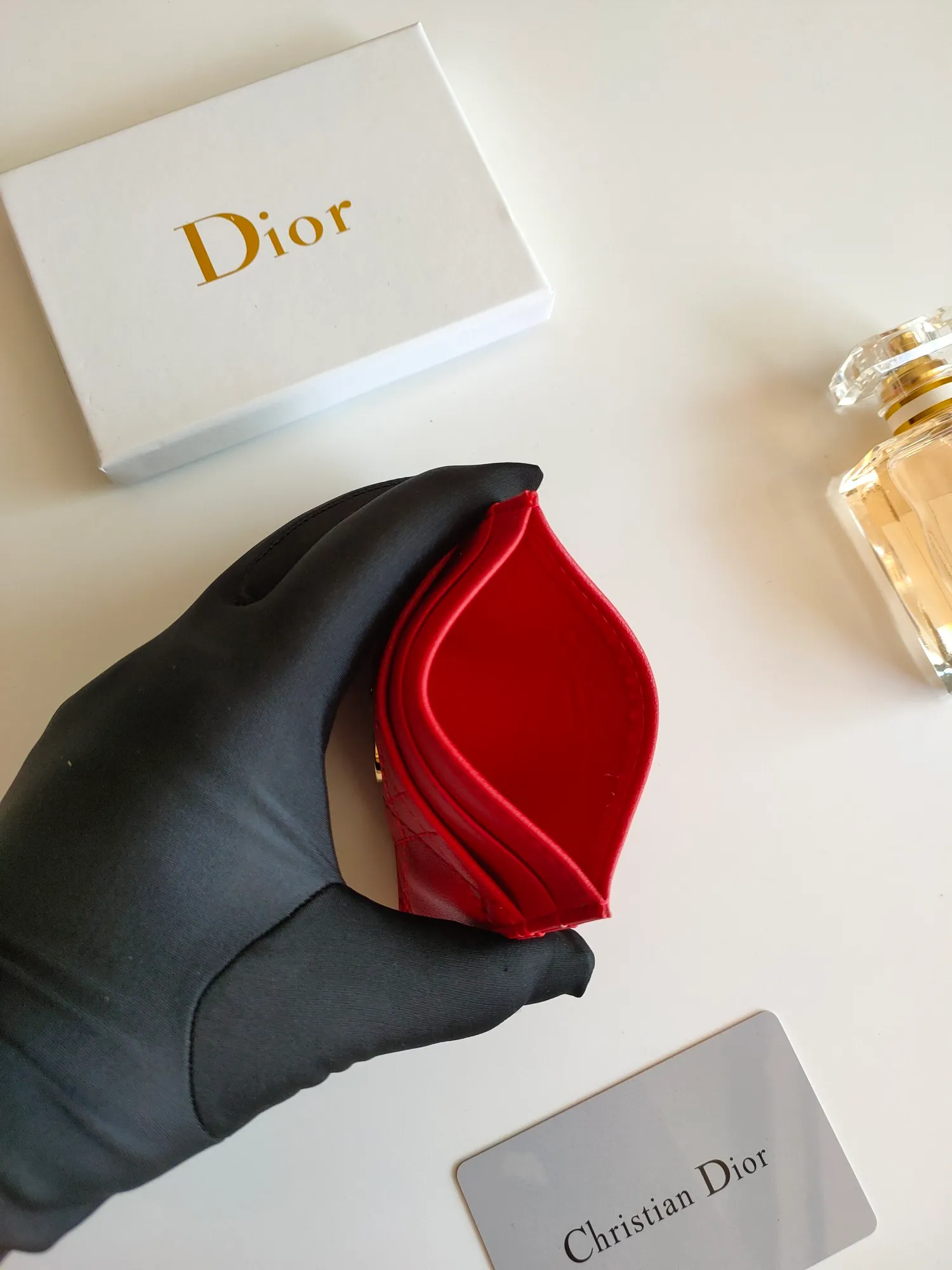 ￥110😍The Dior Caro five-compartment card holder is a new product this season, elegant and practical. Style number: S5130. Carefully crafted from soft cowhide, decorated with cannage pattern topstitching and embellished with the "CD" logo on the front. Elegant and sophisticated, it has five card slots and is suitable for various occasions. Size:10.5*7.5cm