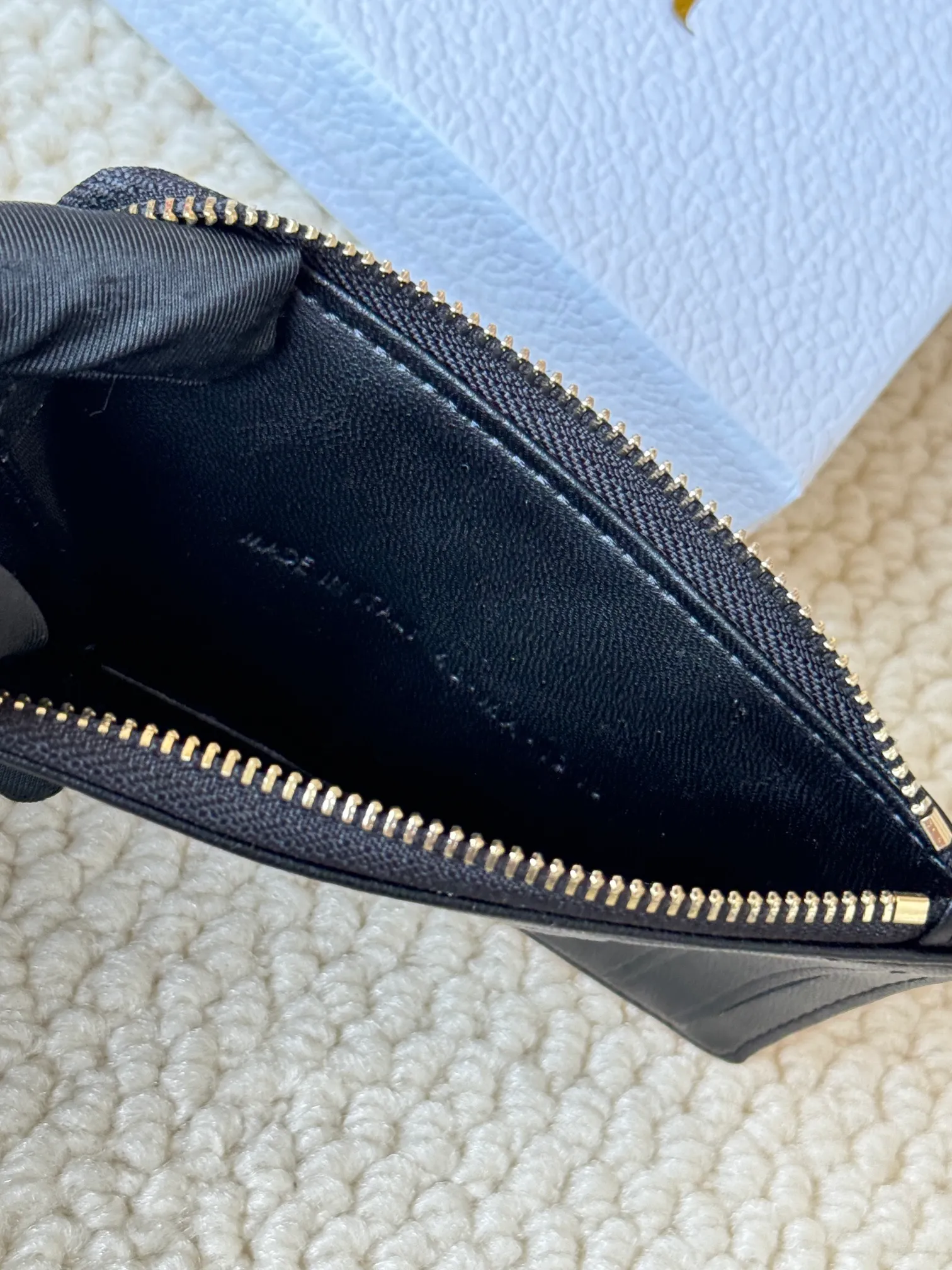 💰150Lady Dior card holder. Sand color wallet bought to fit into a waste bag. L-shaped opening, seven-zipper card holder. No.: S0965. There are too many front patch pockets to hold cards. The banknotes need to be folded at 40% off. It can hold 30% off but it has a zipper. The size is 13.5*8.5*1.5 cm. The Dior card holder meets my various needs. Compared with other styles, it is thin, compact and has a large capacity. There is no conspicuous big LOGO, it will not scratch when placed in the bag, and it is relatively low-key and classic. There is a special place for access control cards, so you don’t need to mix them with bank cards. When I used to swipe access control cards, I couldn’t swipe them because there were too many cards, so I had to take out the access control cards separately. There is a zipper, so you don't have to worry about putting important things out, and the zipper is half-open, so it's more convenient to put things in and take things out than having only one side.
