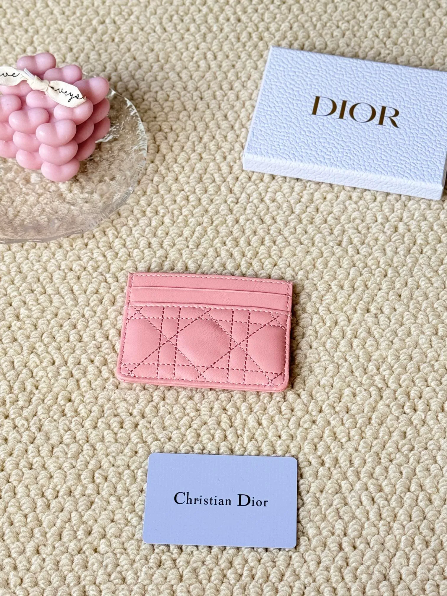 💰100 dior card cd card holder New style CD with a mini pearl on the front No.: S3103 Carefully made of soft cowhide, decorated with cannage pattern topstitching, embellished with "CD" ➕ pearl embellishment logo on the front. Elegant and sophisticated, it has five card slots and is suitable for various occasions. Size: 10.5*7.5cm Dior Caro five-compartment card holder is a new product this season, elegant and practical.
