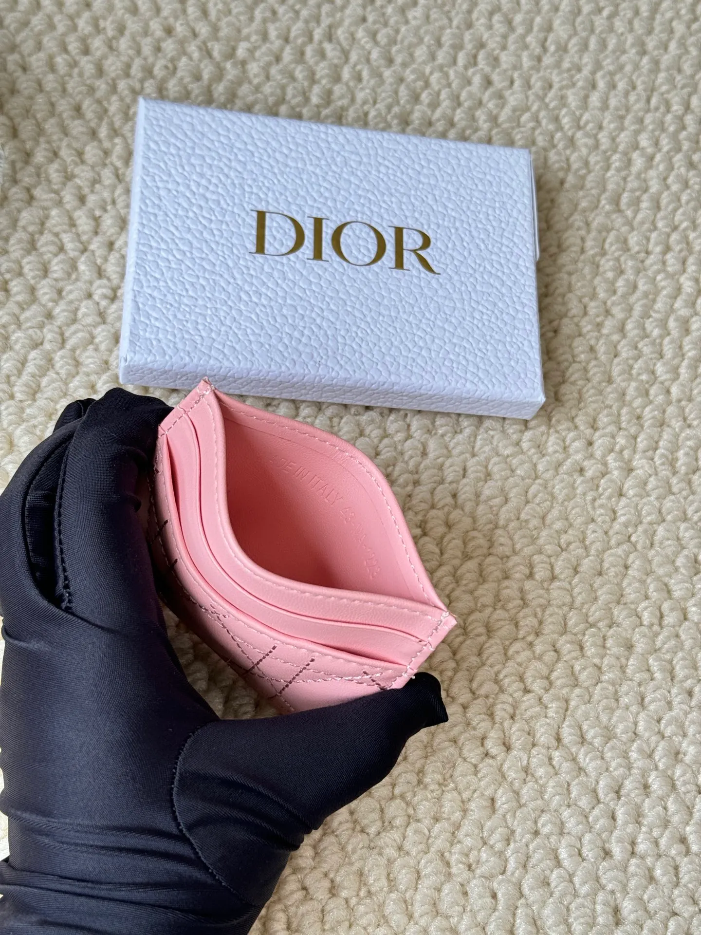 💰100 dior card cd card holder New style CD with a mini pearl on the front No.: S3103 Carefully made of soft cowhide, decorated with cannage pattern topstitching, embellished with "CD" ➕ pearl embellishment logo on the front. Elegant and sophisticated, it has five card slots and is suitable for various occasions. Size: 10.5*7.5cm Dior Caro five-compartment card holder is a new product this season, elegant and practical.