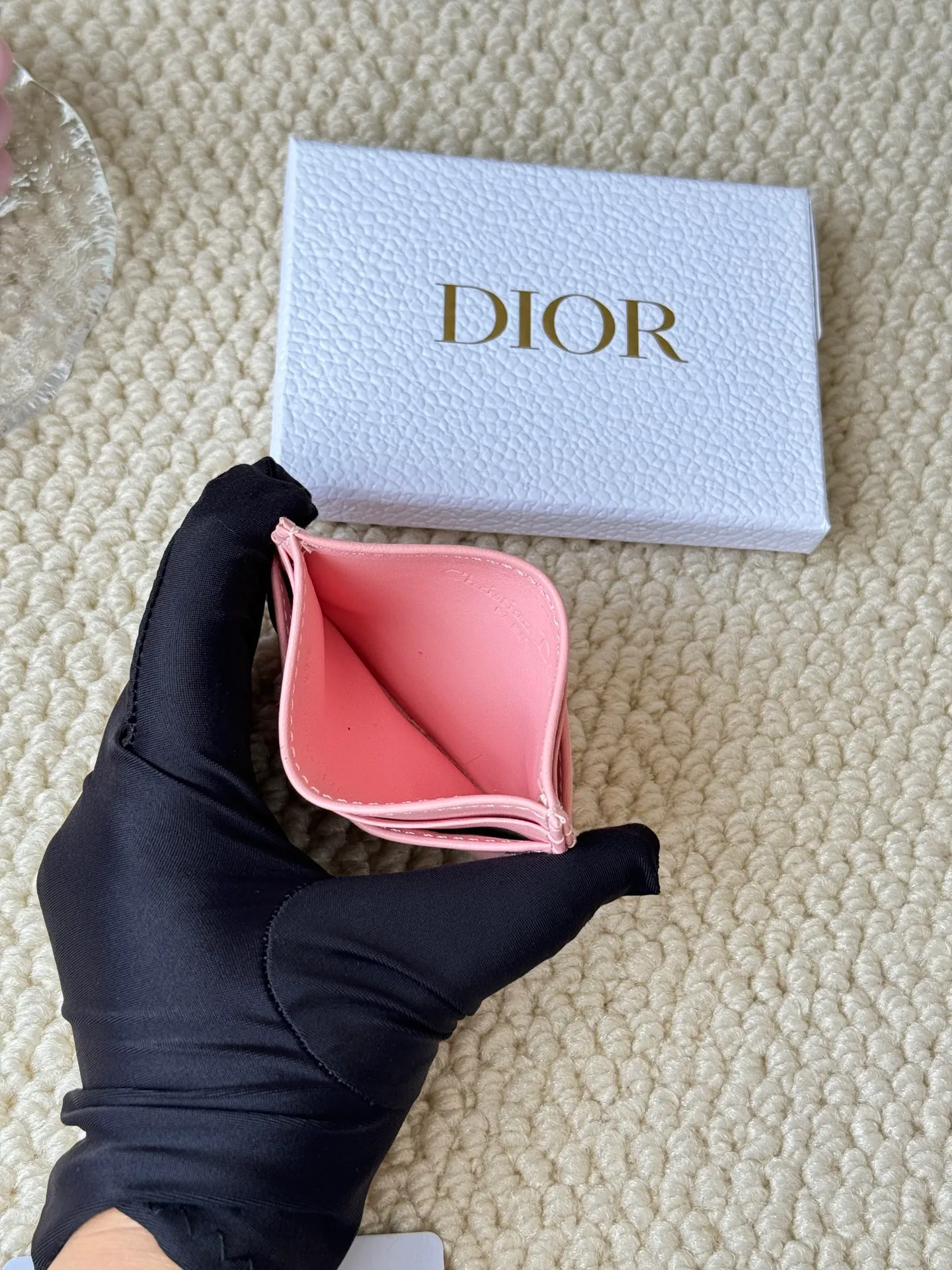 💰100 dior card cd card holder New style CD with a mini pearl on the front No.: S3103 Carefully made of soft cowhide, decorated with cannage pattern topstitching, embellished with "CD" ➕ pearl embellishment logo on the front. Elegant and sophisticated, it has five card slots and is suitable for various occasions. Size: 10.5*7.5cm Dior Caro five-compartment card holder is a new product this season, elegant and practical.