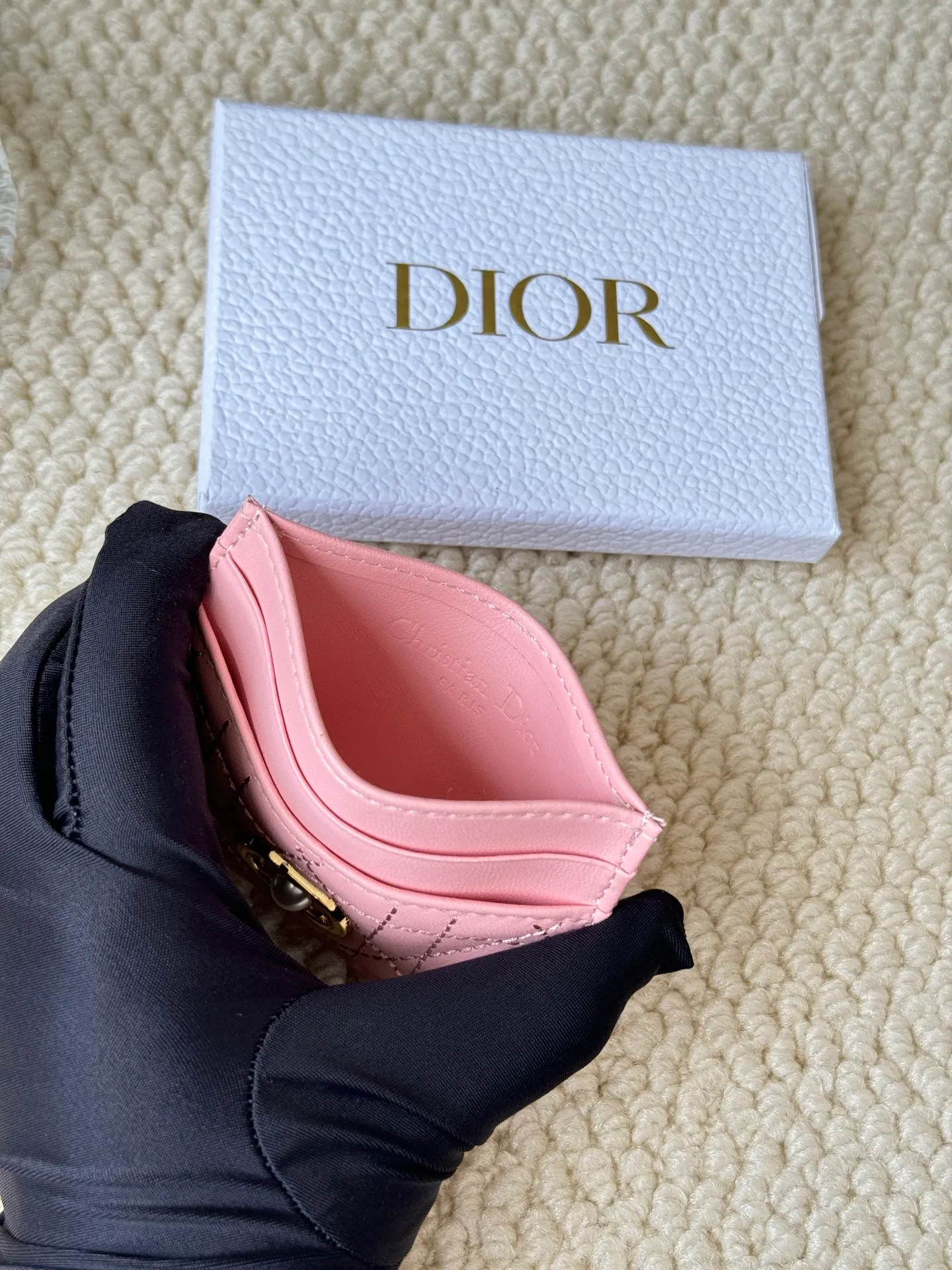 💰100 dior card cd card holder New style CD with a mini pearl on the front No.: S3103 Carefully made of soft cowhide, decorated with cannage pattern topstitching, embellished with "CD" ➕ pearl embellishment logo on the front. Elegant and sophisticated, it has five card slots and is suitable for various occasions. Size: 10.5*7.5cm Dior Caro five-compartment card holder is a new product this season, elegant and practical.