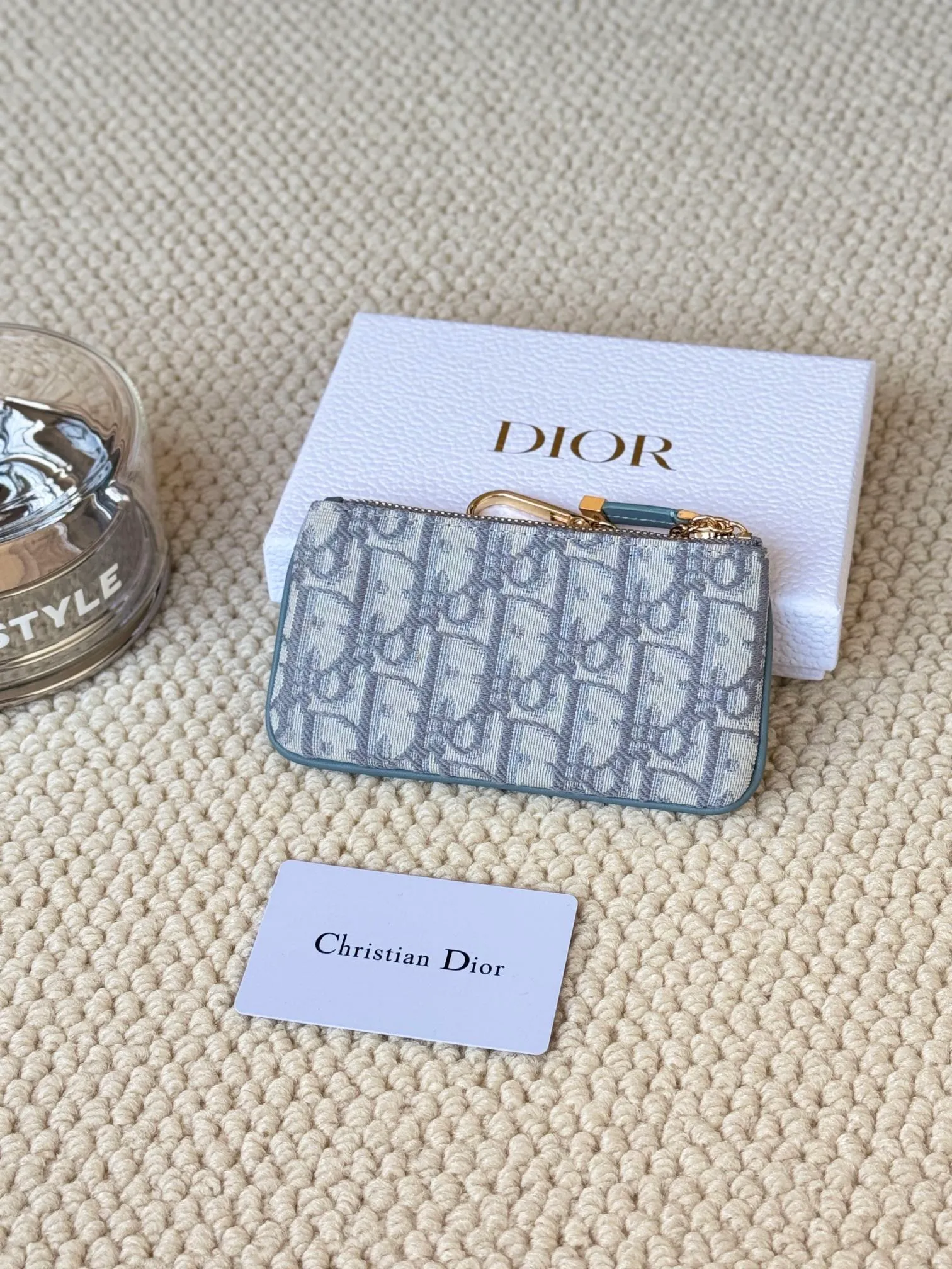 💰140 2024 Spring/Summer Coin Purse Key Bag Size: 14.5*7.6cm Model: S2177UWHC_M30G This Dior Caro card holder is elegant and practical. Made of soft CD fabric ➕cow leather, carefully crafted, elegant and refined. 30 Montaigne Glycine Coin Purse Key Case 🔑 Compact and practical, unique, it can store various daily necessities, suitable for various occasions, and can be matched with its 30Montaigne items. CD logo on front