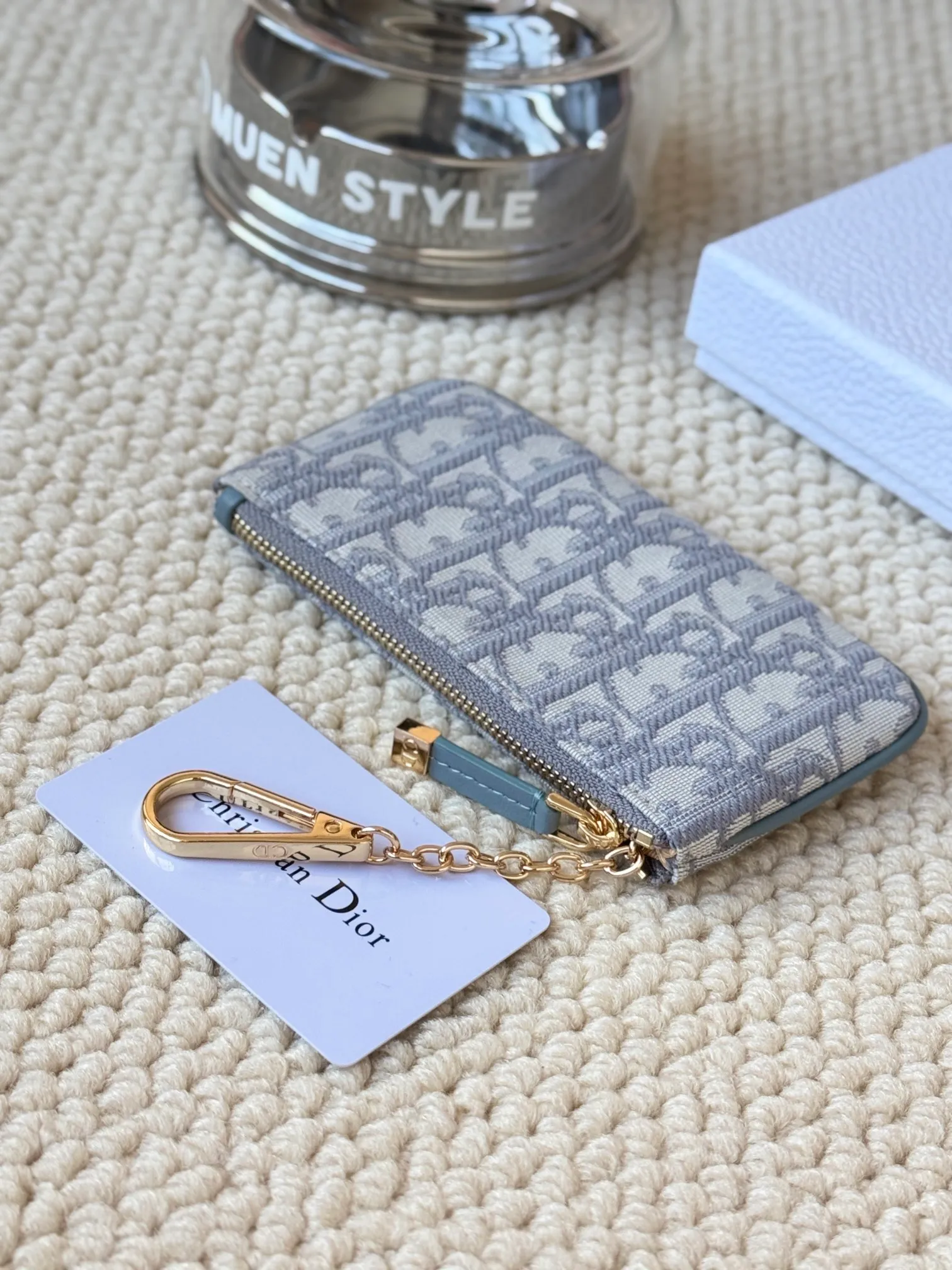 💰140 2024 Spring/Summer Coin Purse Key Bag Size: 14.5*7.6cm Model: S2177UWHC_M30G This Dior Caro card holder is elegant and practical. Made of soft CD fabric ➕cow leather, carefully crafted, elegant and refined. 30 Montaigne Glycine Coin Purse Key Case 🔑 Compact and practical, unique, it can store various daily necessities, suitable for various occasions, and can be matched with its 30Montaigne items. CD logo on front