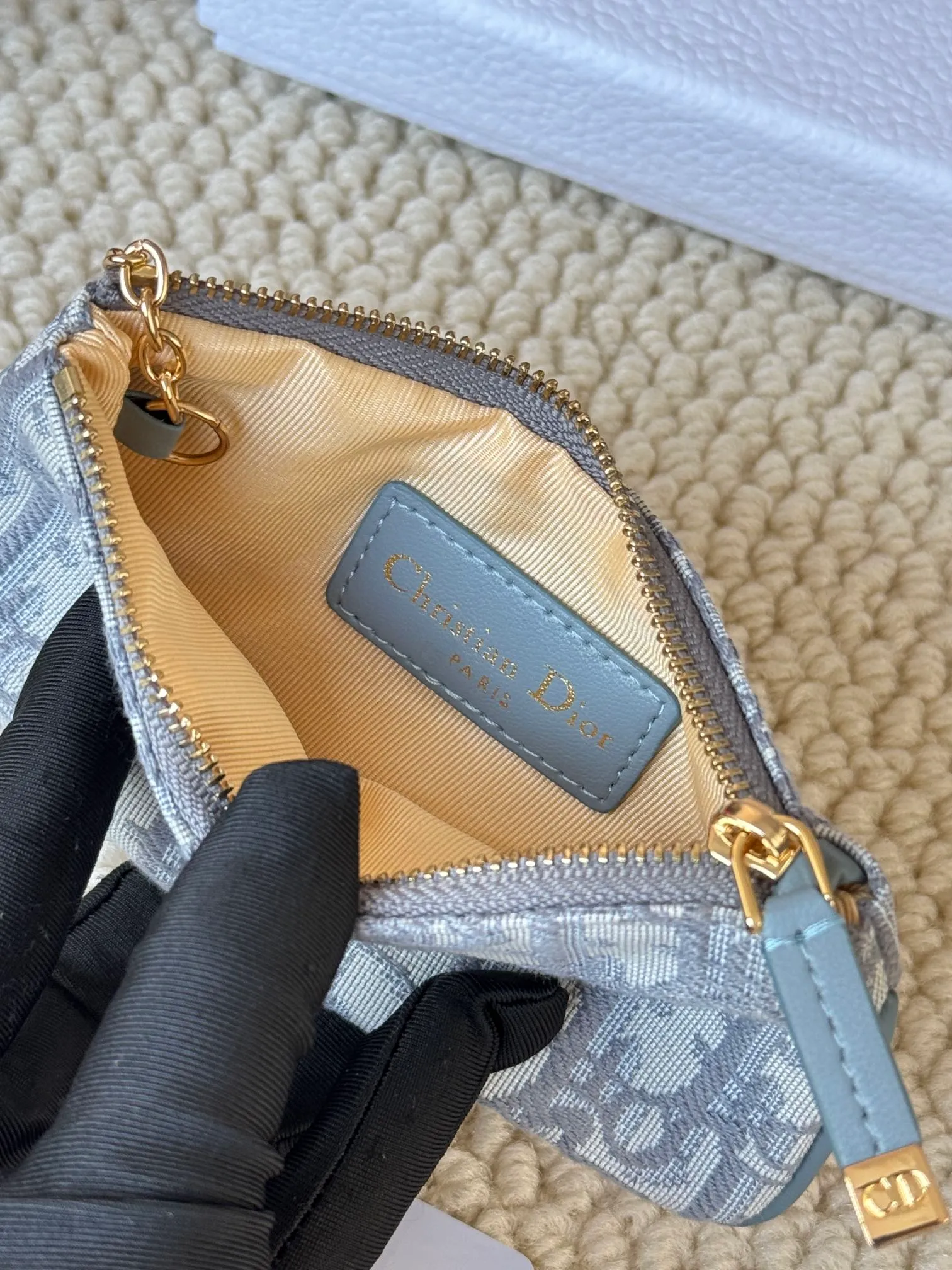💰140 2024 Spring/Summer Coin Purse Key Bag Size: 14.5*7.6cm Model: S2177UWHC_M30G This Dior Caro card holder is elegant and practical. Made of soft CD fabric ➕cow leather, carefully crafted, elegant and refined. 30 Montaigne Glycine Coin Purse Key Case 🔑 Compact and practical, unique, it can store various daily necessities, suitable for various occasions, and can be matched with its 30Montaigne items. CD logo on front
