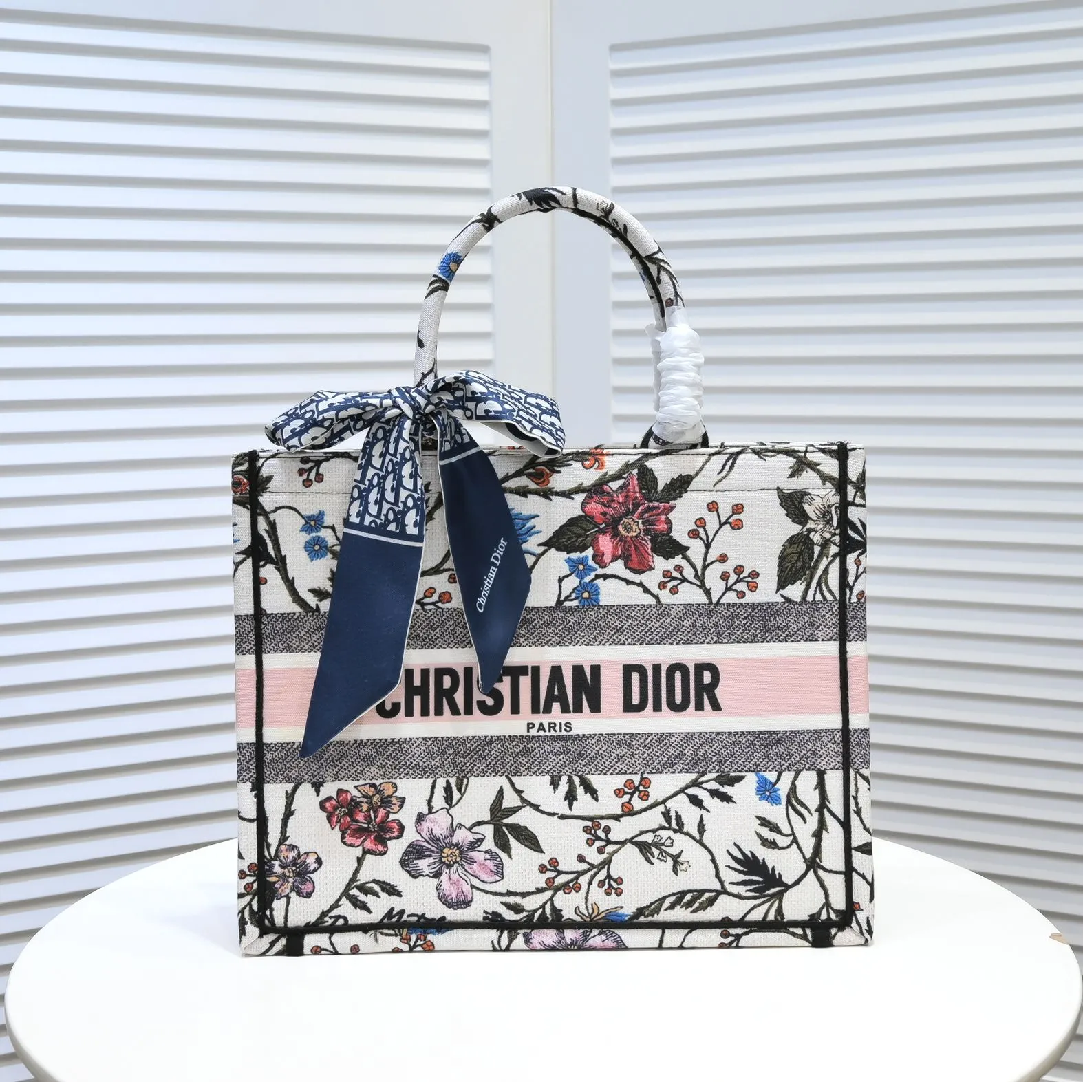 💰340￥Small size with silk scarf and overlock🔜Dior new shopping bag at Dior counter! Counters are updated simultaneously! Limited edition of the same style as the stars! Super stylish! Imported fabric👍high-end quality! Model: 8034 Size: 36*27*16cm