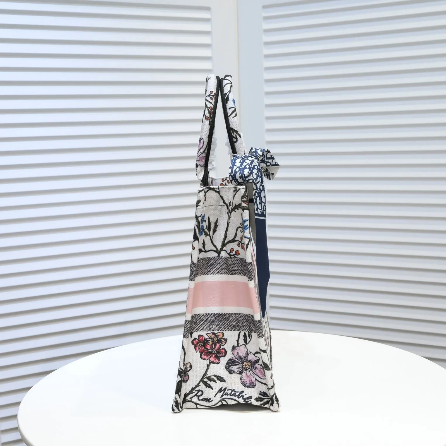 💰340￥Small size with silk scarf and overlock🔜Dior new shopping bag at Dior counter! Counters are updated simultaneously! Limited edition of the same style as the stars! Super stylish! Imported fabric👍high-end quality! Model: 8034 Size: 36*27*16cm