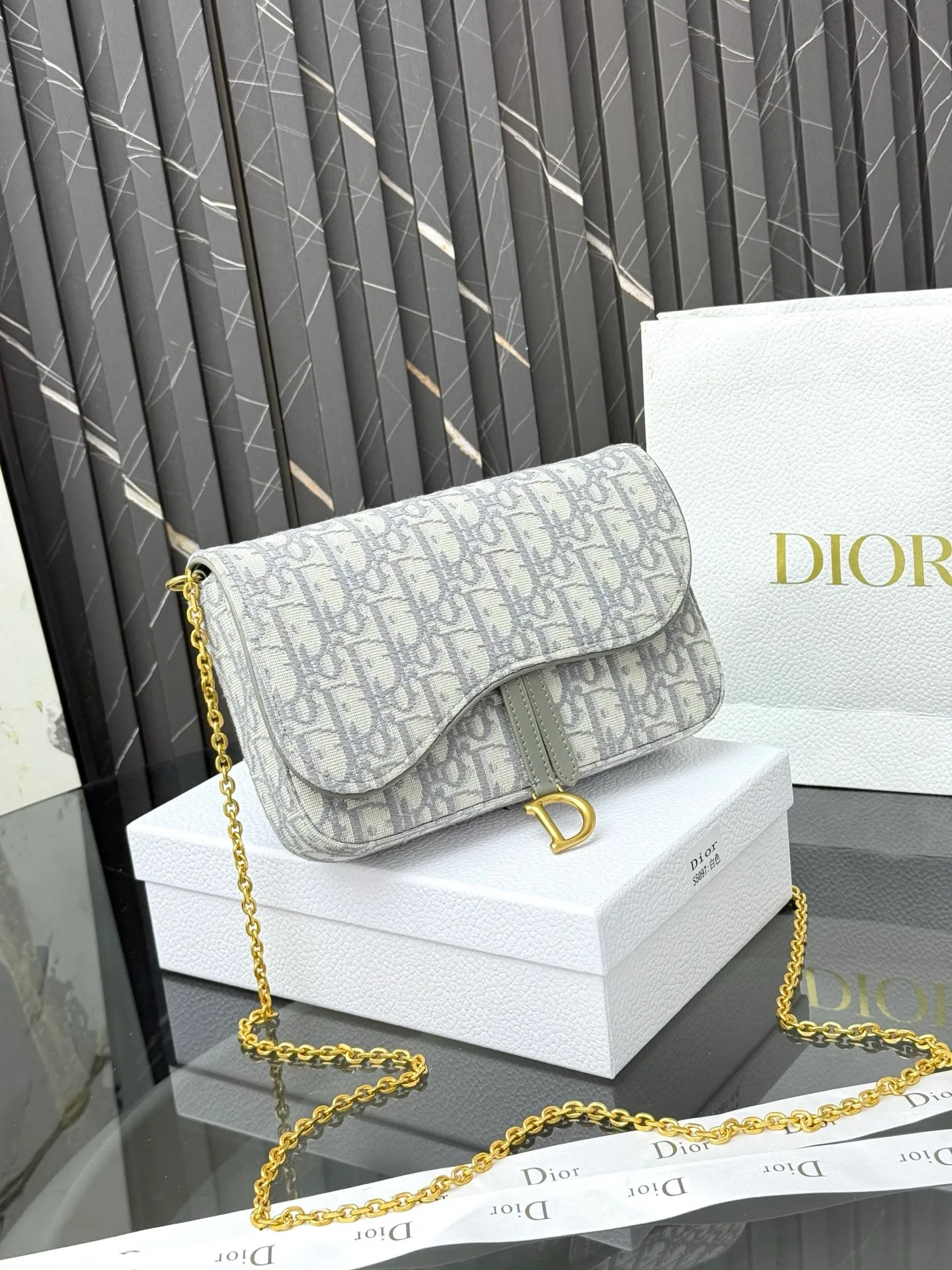 💰290💰 This saddle chain handbag has smooth and coordinated lines, making it a fashionable and practical item. Carefully crafted from blue Denim Dior Oblique jacquard fabric, the classic Dior pattern is reinterpreted with an irregular stonewash effect to highlight the fashionable style. It is paired with an asymmetric flap and a metal stirrup D-shaped pendant with antique gold finish. The spacious interior compartments can store a variety of daily essentials, and the chain makes it easy to carry on the shoulder or cross-body. Easily combines with other pieces from the saddle collection. Flap closure No.: S5907CTZQ_M928 Front stirrup D-shaped charm 1 compartment 6 card slots 1 slip pocket - No.: S5097 Dimensions: 21.5x12.5x3.7 cm (LxHxW) Can store 1 mobile phone, 1 card holder and lipstick Chain length: 118 cm Length from the top of the chain to the top of the bag: 57 cm