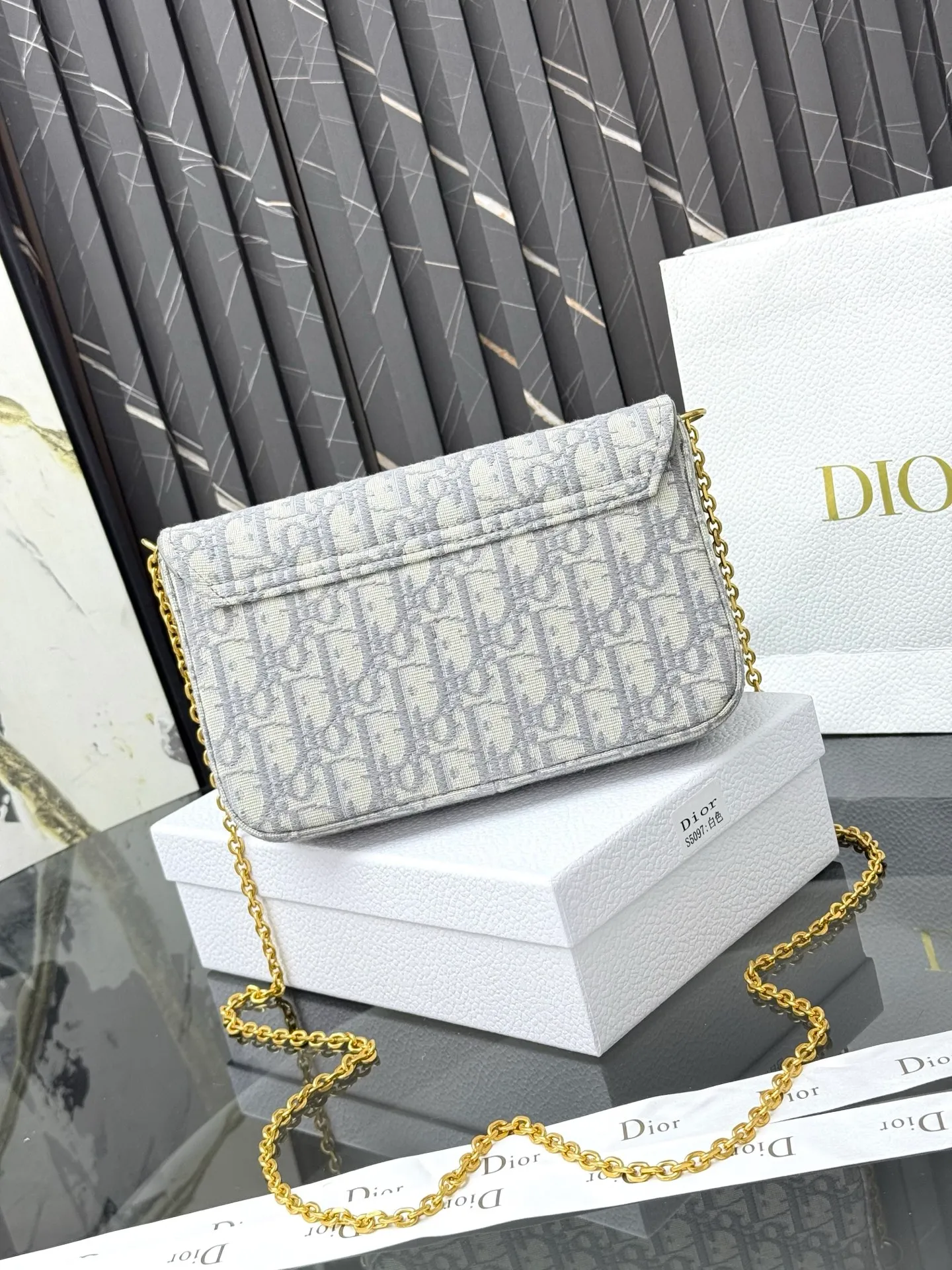 💰290💰 This saddle chain handbag has smooth and coordinated lines, making it a fashionable and practical item. Carefully crafted from blue Denim Dior Oblique jacquard fabric, the classic Dior pattern is reinterpreted with an irregular stonewash effect to highlight the fashionable style. It is paired with an asymmetric flap and a metal stirrup D-shaped pendant with antique gold finish. The spacious interior compartments can store a variety of daily essentials, and the chain makes it easy to carry on the shoulder or cross-body. Easily combines with other pieces from the saddle collection. Flap closure No.: S5907CTZQ_M928 Front stirrup D-shaped charm 1 compartment 6 card slots 1 slip pocket - No.: S5097 Dimensions: 21.5x12.5x3.7 cm (LxHxW) Can store 1 mobile phone, 1 card holder and lipstick Chain length: 118 cm Length from the top of the chain to the top of the bag: 57 cm