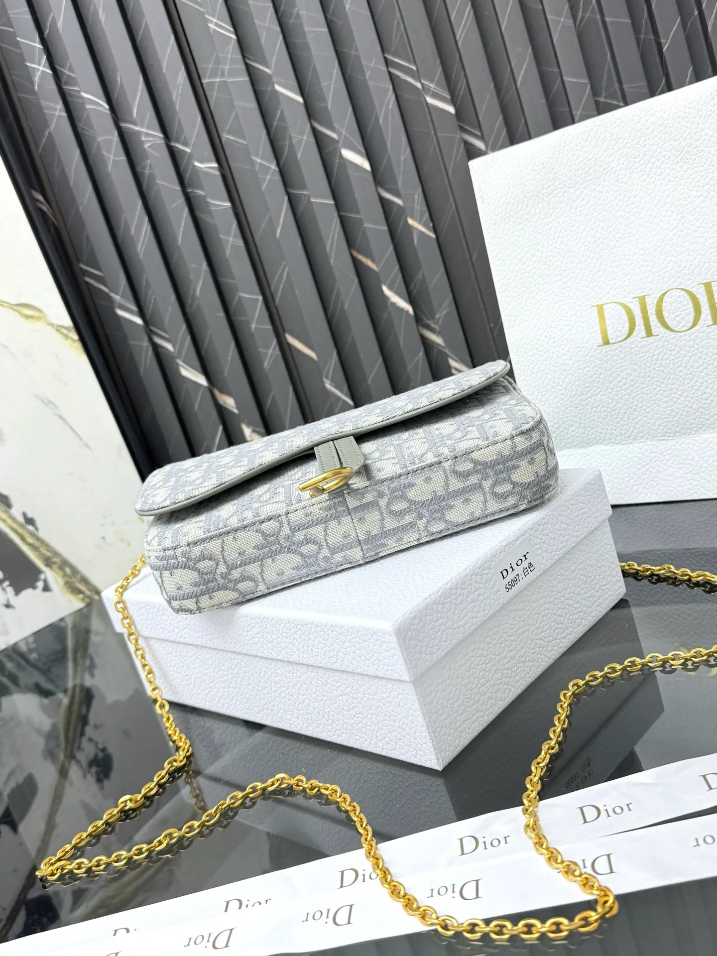 💰290💰 This saddle chain handbag has smooth and coordinated lines, making it a fashionable and practical item. Carefully crafted from blue Denim Dior Oblique jacquard fabric, the classic Dior pattern is reinterpreted with an irregular stonewash effect to highlight the fashionable style. It is paired with an asymmetric flap and a metal stirrup D-shaped pendant with antique gold finish. The spacious interior compartments can store a variety of daily essentials, and the chain makes it easy to carry on the shoulder or cross-body. Easily combines with other pieces from the saddle collection. Flap closure No.: S5907CTZQ_M928 Front stirrup D-shaped charm 1 compartment 6 card slots 1 slip pocket - No.: S5097 Dimensions: 21.5x12.5x3.7 cm (LxHxW) Can store 1 mobile phone, 1 card holder and lipstick Chain length: 118 cm Length from the top of the chain to the top of the bag: 57 cm