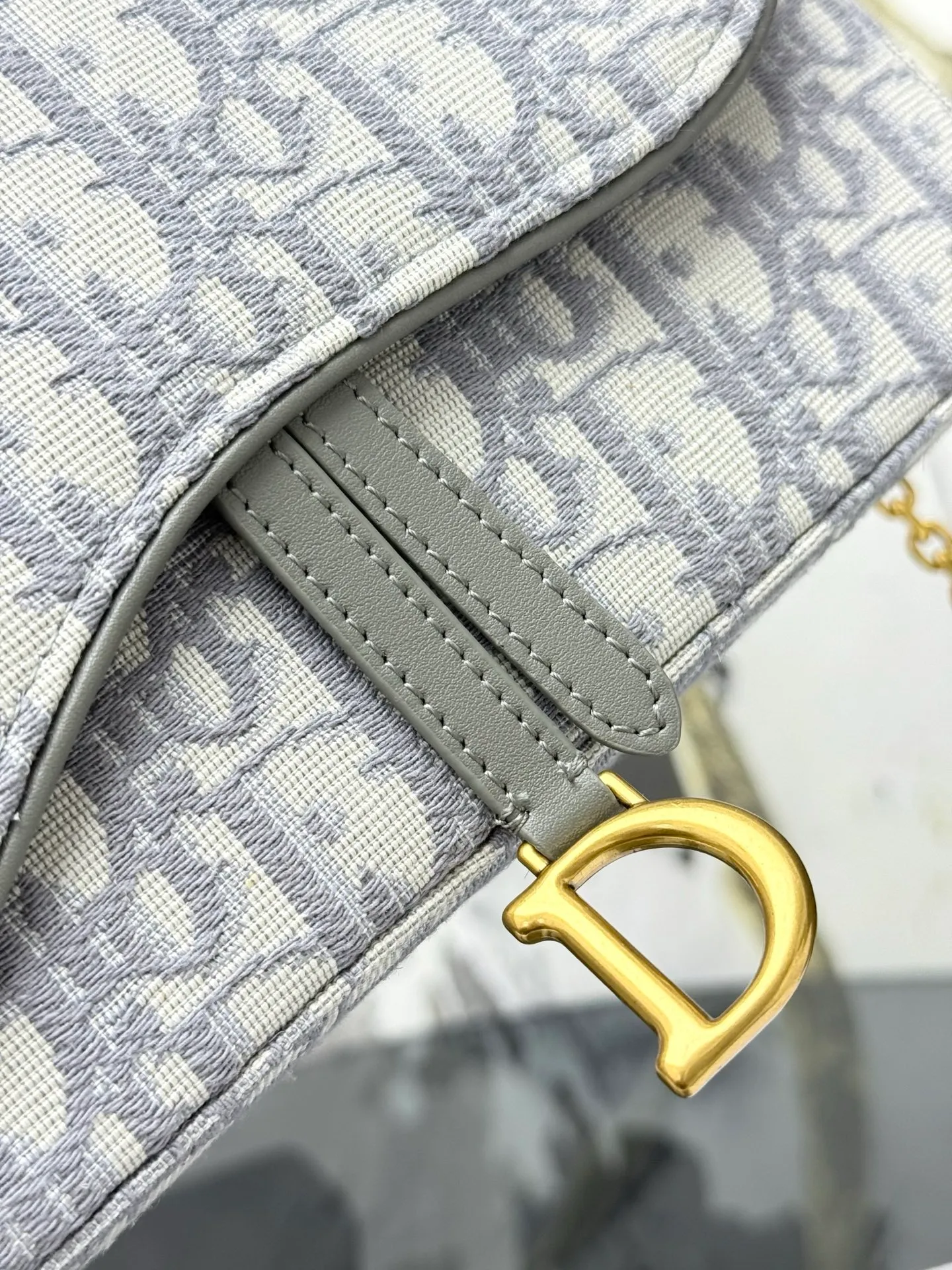 💰290💰 This saddle chain handbag has smooth and coordinated lines, making it a fashionable and practical item. Carefully crafted from blue Denim Dior Oblique jacquard fabric, the classic Dior pattern is reinterpreted with an irregular stonewash effect to highlight the fashionable style. It is paired with an asymmetric flap and a metal stirrup D-shaped pendant with antique gold finish. The spacious interior compartments can store a variety of daily essentials, and the chain makes it easy to carry on the shoulder or cross-body. Easily combines with other pieces from the saddle collection. Flap closure No.: S5907CTZQ_M928 Front stirrup D-shaped charm 1 compartment 6 card slots 1 slip pocket - No.: S5097 Dimensions: 21.5x12.5x3.7 cm (LxHxW) Can store 1 mobile phone, 1 card holder and lipstick Chain length: 118 cm Length from the top of the chain to the top of the bag: 57 cm