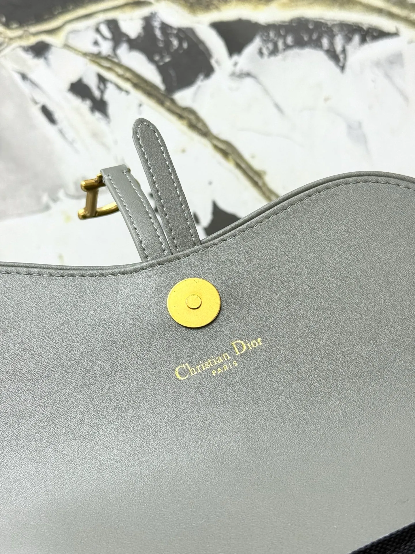💰290💰 This saddle chain handbag has smooth and coordinated lines, making it a fashionable and practical item. Carefully crafted from blue Denim Dior Oblique jacquard fabric, the classic Dior pattern is reinterpreted with an irregular stonewash effect to highlight the fashionable style. It is paired with an asymmetric flap and a metal stirrup D-shaped pendant with antique gold finish. The spacious interior compartments can store a variety of daily essentials, and the chain makes it easy to carry on the shoulder or cross-body. Easily combines with other pieces from the saddle collection. Flap closure No.: S5907CTZQ_M928 Front stirrup D-shaped charm 1 compartment 6 card slots 1 slip pocket - No.: S5097 Dimensions: 21.5x12.5x3.7 cm (LxHxW) Can store 1 mobile phone, 1 card holder and lipstick Chain length: 118 cm Length from the top of the chain to the top of the bag: 57 cm