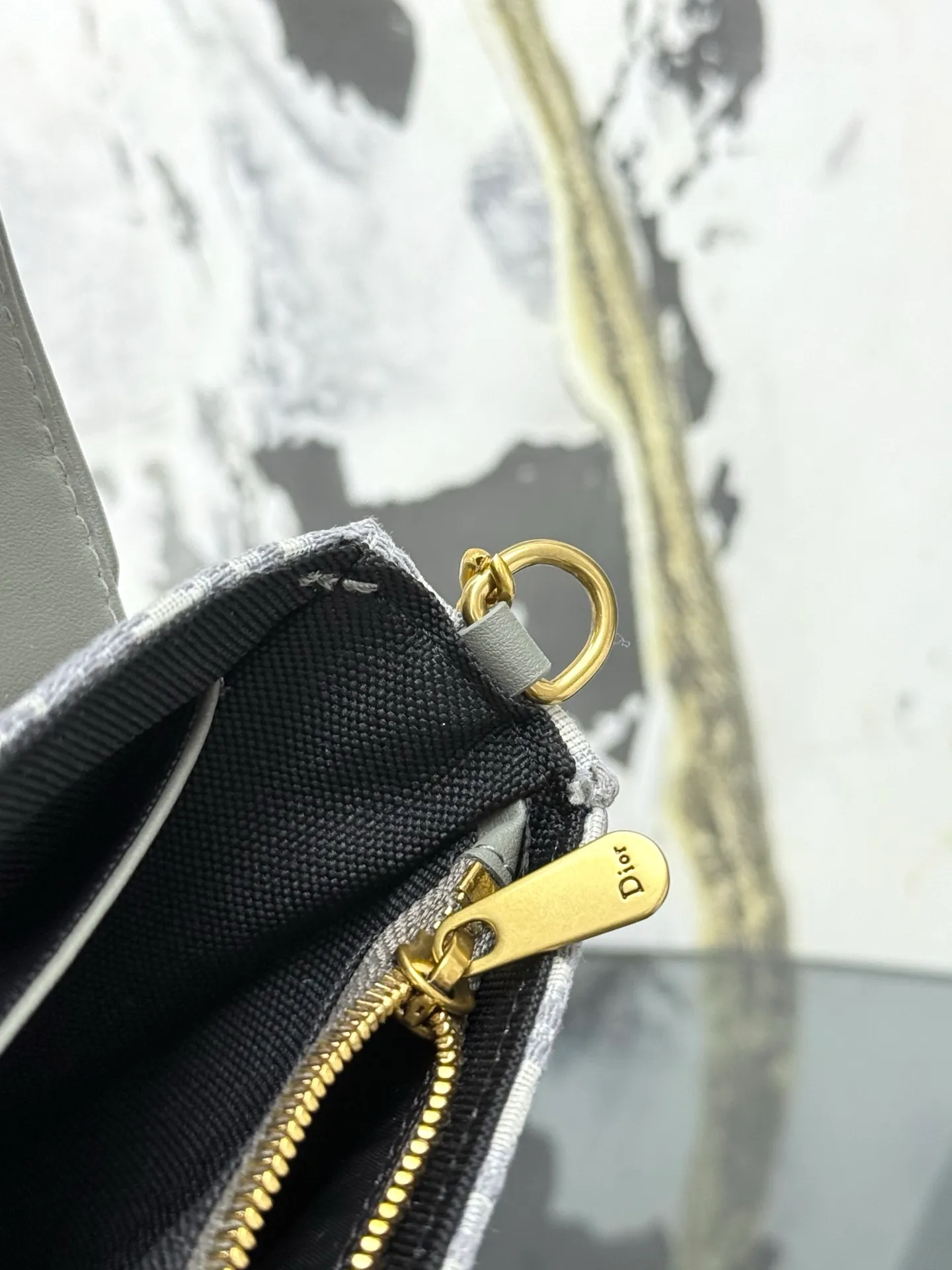 💰290💰 This saddle chain handbag has smooth and coordinated lines, making it a fashionable and practical item. Carefully crafted from blue Denim Dior Oblique jacquard fabric, the classic Dior pattern is reinterpreted with an irregular stonewash effect to highlight the fashionable style. It is paired with an asymmetric flap and a metal stirrup D-shaped pendant with antique gold finish. The spacious interior compartments can store a variety of daily essentials, and the chain makes it easy to carry on the shoulder or cross-body. Easily combines with other pieces from the saddle collection. Flap closure No.: S5907CTZQ_M928 Front stirrup D-shaped charm 1 compartment 6 card slots 1 slip pocket - No.: S5097 Dimensions: 21.5x12.5x3.7 cm (LxHxW) Can store 1 mobile phone, 1 card holder and lipstick Chain length: 118 cm Length from the top of the chain to the top of the bag: 57 cm