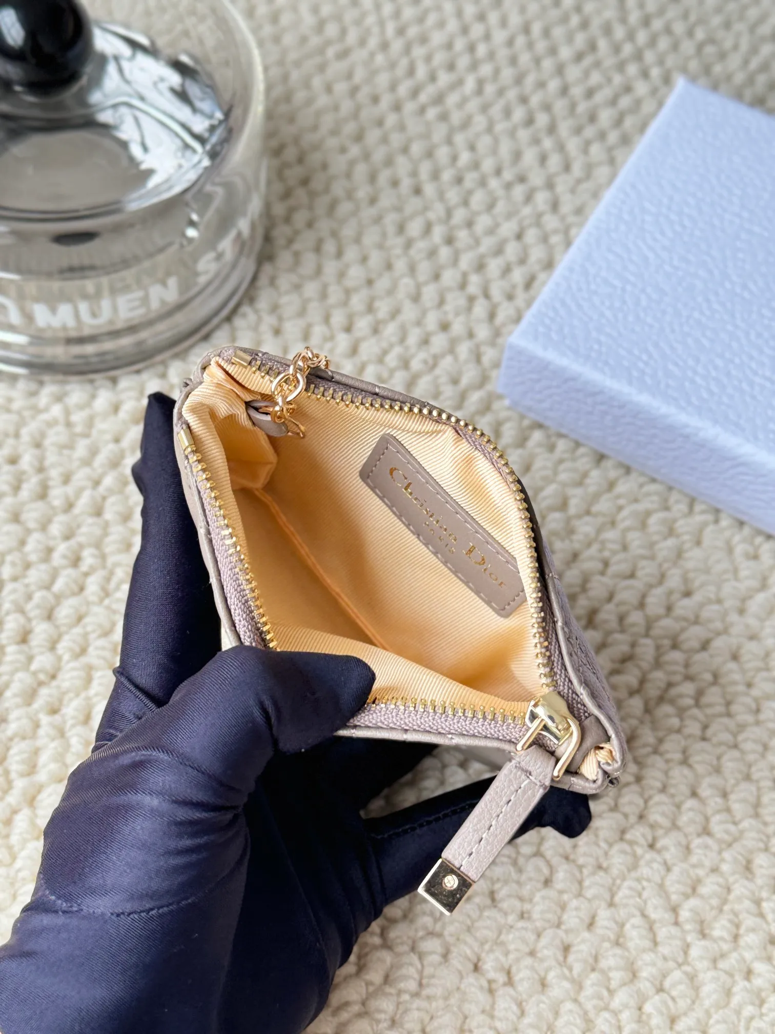 💰140 2024 spring and summer new coin purse key bag is small and cute Size: 14.5*7.6cm Model: S5158UWHC_M30G This Dior Caro card holder is elegant and practical. Carefully crafted from soft cow leather, it is decorated with cannage pattern topstitching and a CD logo on the front to enhance the style. Elegant and sophisticated. 30 Montaigne Glycine Coin Purse Key Case 🔑 Compact and practical, unique, it can store various daily necessities, suitable for various occasions, and can be matched with its 30Montaigne items. CD logo on front