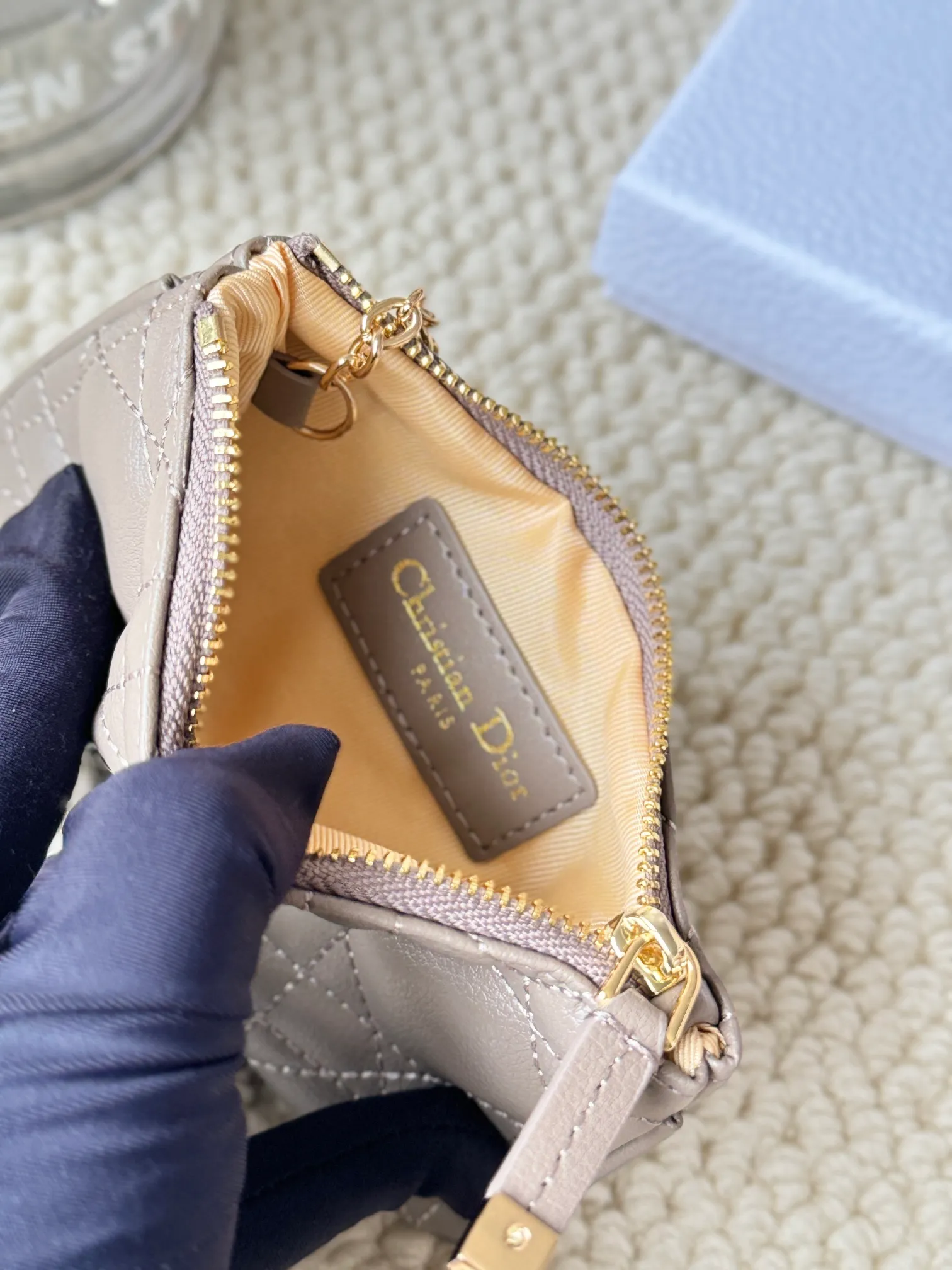 💰140 2024 spring and summer new coin purse key bag is small and cute Size: 14.5*7.6cm Model: S5158UWHC_M30G This Dior Caro card holder is elegant and practical. Carefully crafted from soft cow leather, it is decorated with cannage pattern topstitching and a CD logo on the front to enhance the style. Elegant and sophisticated. 30 Montaigne Glycine Coin Purse Key Case 🔑 Compact and practical, unique, it can store various daily necessities, suitable for various occasions, and can be matched with its 30Montaigne items. CD logo on front