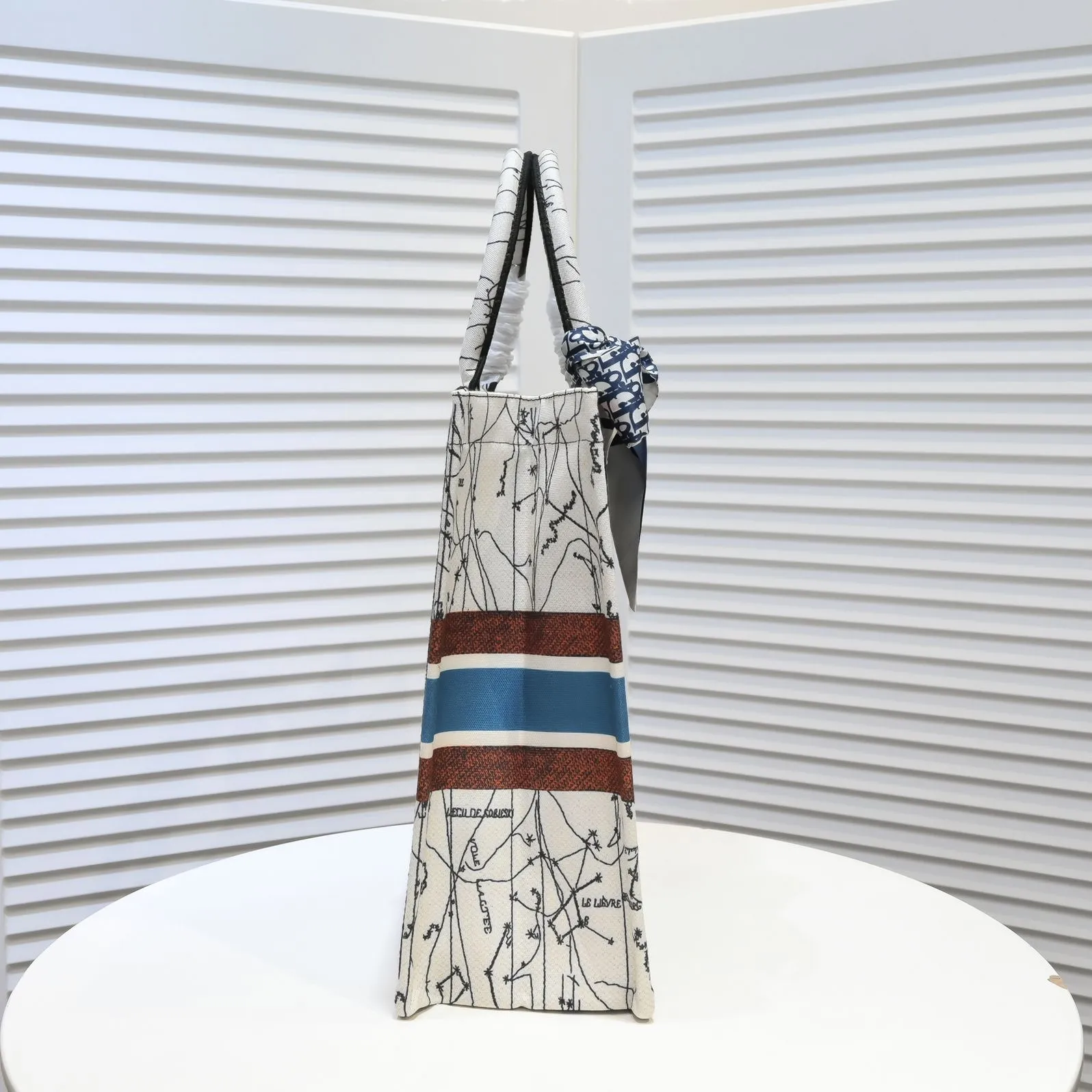💰360￥With silk scarf, large size🔥 embroidered edge🔜Dior new shopping bag at Dior counter! Counters are updated simultaneously! Limited edition of the same style as the stars! Super stylish! Imported fabric👍high-end quality! You can go in and out of the counters at will without any pressure! The first choice for going out with super large capacity👍 Model: 8033 Size: 41*14*32cm
