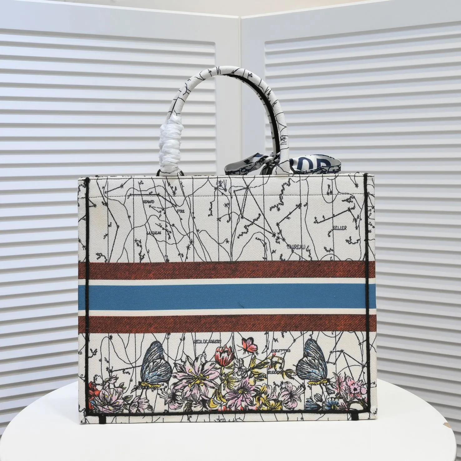 💰360￥With silk scarf, large size🔥 embroidered edge🔜Dior new shopping bag at Dior counter! Counters are updated simultaneously! Limited edition of the same style as the stars! Super stylish! Imported fabric👍high-end quality! You can go in and out of the counters at will without any pressure! The first choice for going out with super large capacity👍 Model: 8033 Size: 41*14*32cm