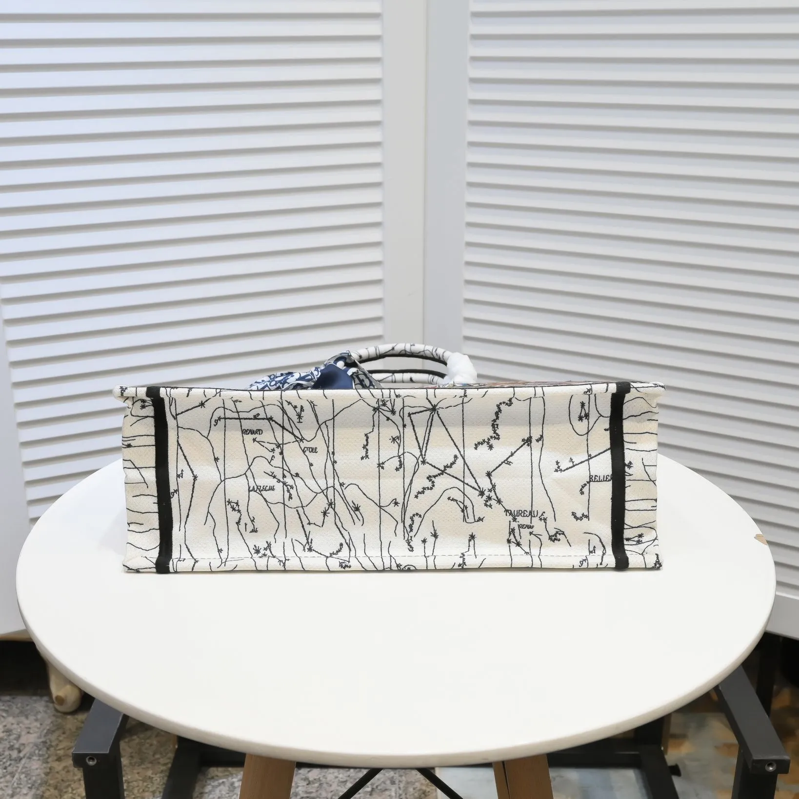 💰360￥With silk scarf, large size🔥 embroidered edge🔜Dior new shopping bag at Dior counter! Counters are updated simultaneously! Limited edition of the same style as the stars! Super stylish! Imported fabric👍high-end quality! You can go in and out of the counters at will without any pressure! The first choice for going out with super large capacity👍 Model: 8033 Size: 41*14*32cm