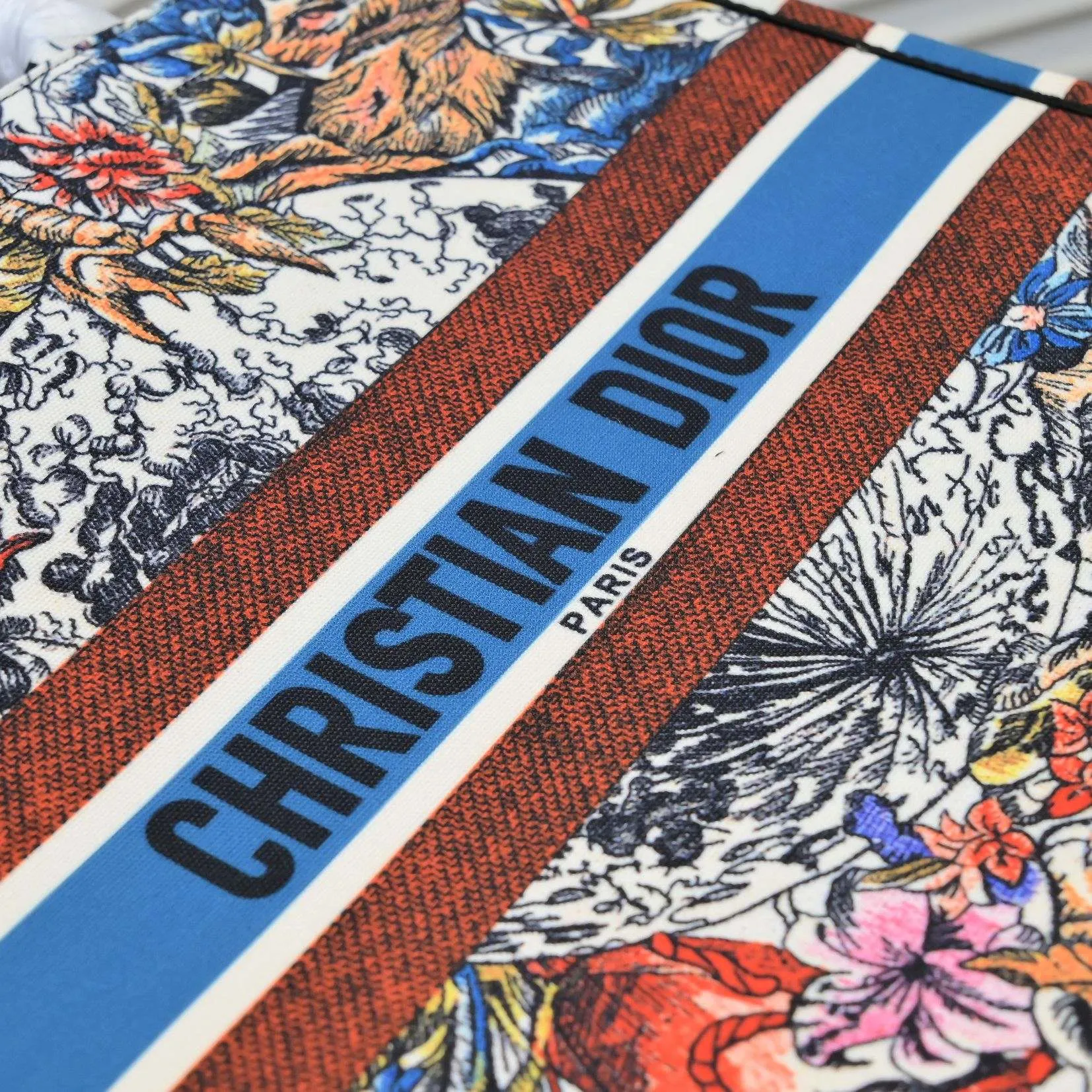 💰360￥With silk scarf, large size🔥 embroidered edge🔜Dior new shopping bag at Dior counter! Counters are updated simultaneously! Limited edition of the same style as the stars! Super stylish! Imported fabric👍high-end quality! You can go in and out of the counters at will without any pressure! The first choice for going out with super large capacity👍 Model: 8033 Size: 41*14*32cm