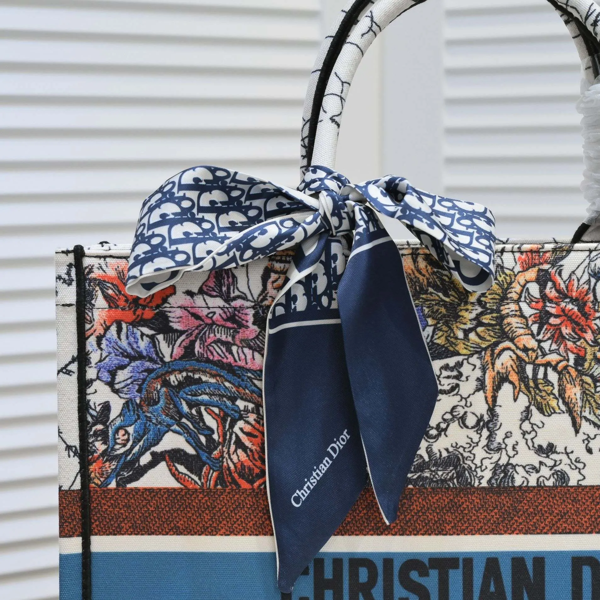 💰360￥With silk scarf, large size🔥 embroidered edge🔜Dior new shopping bag at Dior counter! Counters are updated simultaneously! Limited edition of the same style as the stars! Super stylish! Imported fabric👍high-end quality! You can go in and out of the counters at will without any pressure! The first choice for going out with super large capacity👍 Model: 8033 Size: 41*14*32cm