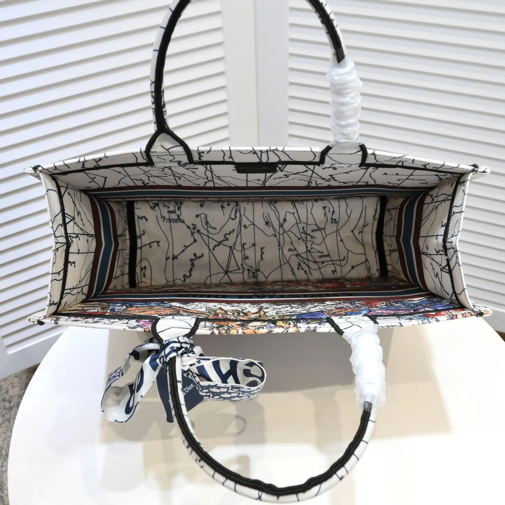 💰360￥With silk scarf, large size🔥 embroidered edge🔜Dior new shopping bag at Dior counter! Counters are updated simultaneously! Limited edition of the same style as the stars! Super stylish! Imported fabric👍high-end quality! You can go in and out of the counters at will without any pressure! The first choice for going out with super large capacity👍 Model: 8033 Size: 41*14*32cm