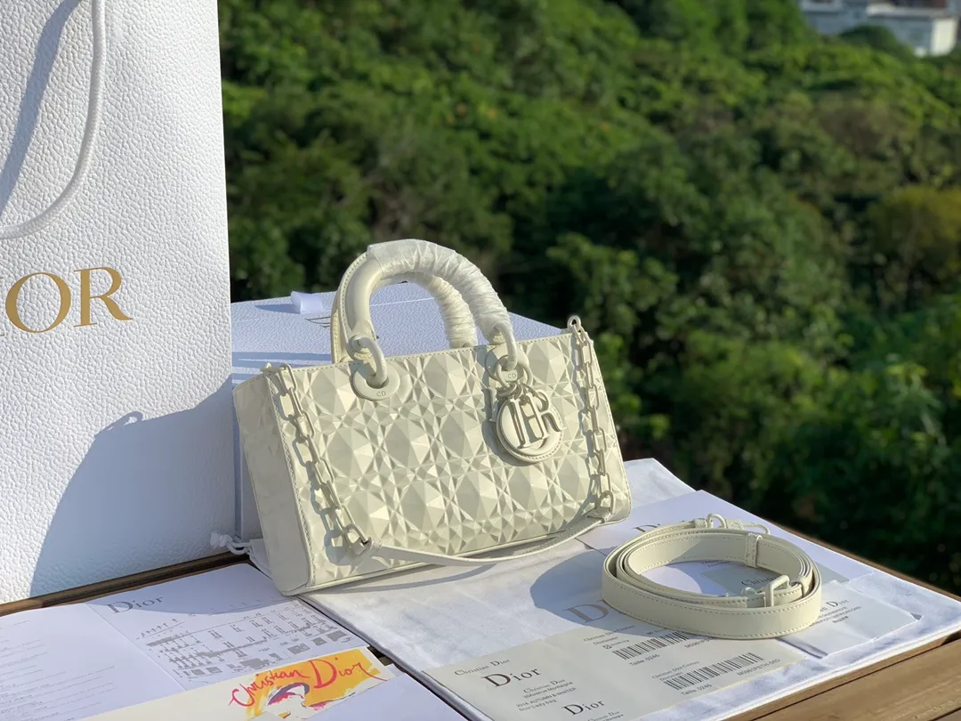 Top upgraded version💰1900 size 26-13.5-5cm White horizontal version of Princess Diana with diamond pattern, counter 38,000➕, overseas channels, the original cannage pattern uses high-frequency heat embossing technology to create a three-dimensional and technological sense of the diamond version. It shines like a diamond and shines brightly. The milky white brings a pure and gentle feeling... It melts the hearts of many girls. It is very versatile all year round. It also comes with a chain. It highlights the elegance when carried by the hand, and very smart and cute when carried cross-body!