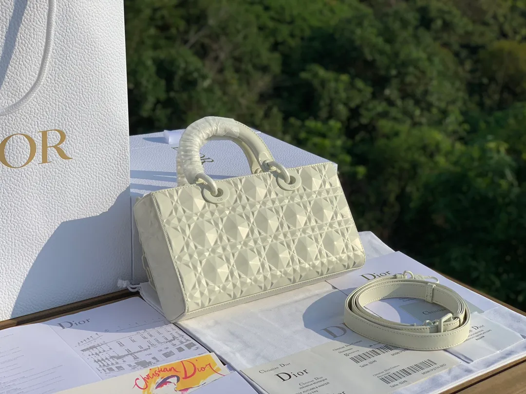 Top upgraded version💰1900 size 26-13.5-5cm White horizontal version of Princess Diana with diamond pattern, counter 38,000➕, overseas channels, the original cannage pattern uses high-frequency heat embossing technology to create a three-dimensional and technological sense of the diamond version. It shines like a diamond and shines brightly. The milky white brings a pure and gentle feeling... It melts the hearts of many girls. It is very versatile all year round. It also comes with a chain. It highlights the elegance when carried by the hand, and very smart and cute when carried cross-body!