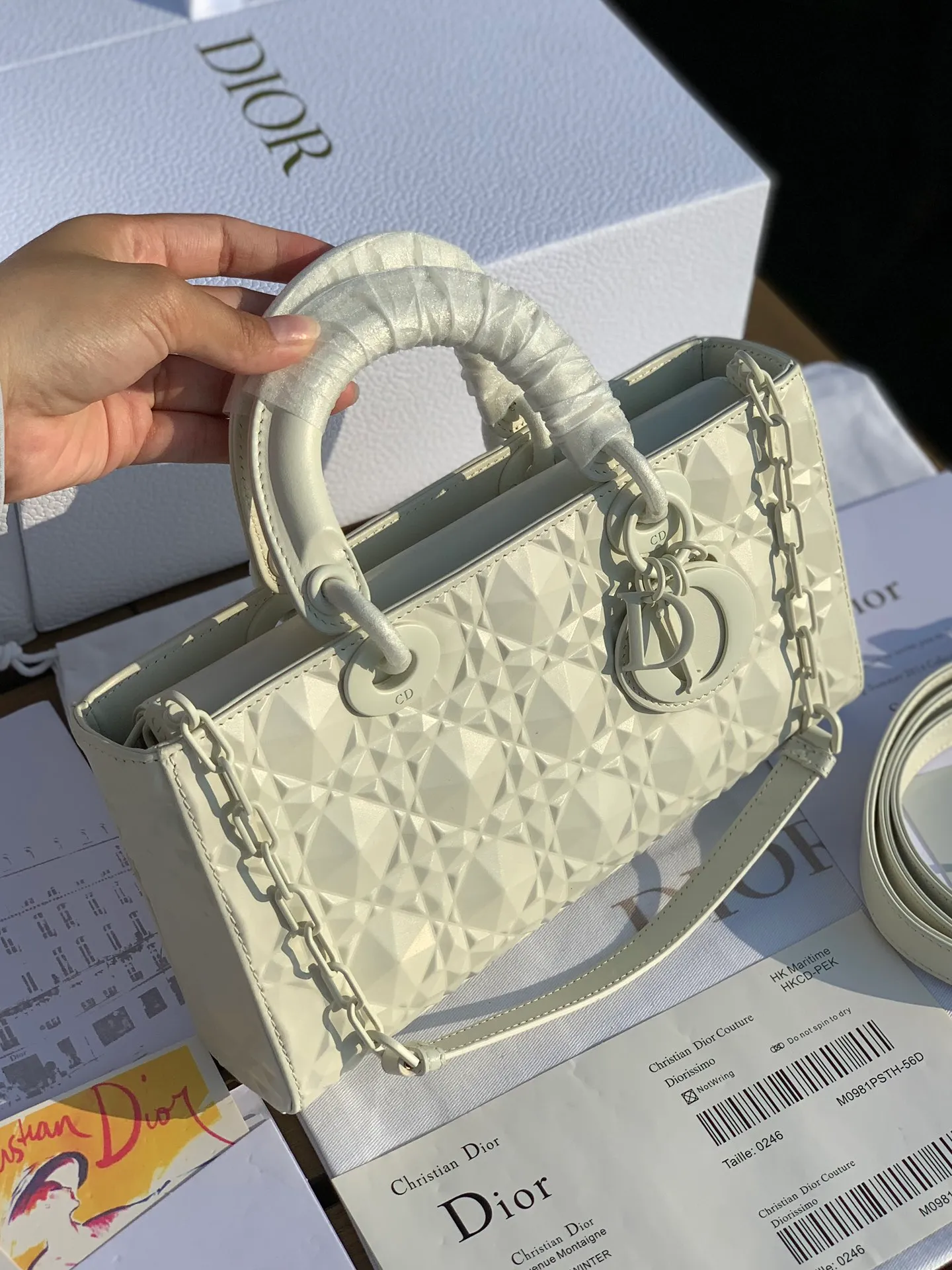 Top upgraded version💰1900 size 26-13.5-5cm White horizontal version of Princess Diana with diamond pattern, counter 38,000➕, overseas channels, the original cannage pattern uses high-frequency heat embossing technology to create a three-dimensional and technological sense of the diamond version. It shines like a diamond and shines brightly. The milky white brings a pure and gentle feeling... It melts the hearts of many girls. It is very versatile all year round. It also comes with a chain. It highlights the elegance when carried by the hand, and very smart and cute when carried cross-body!