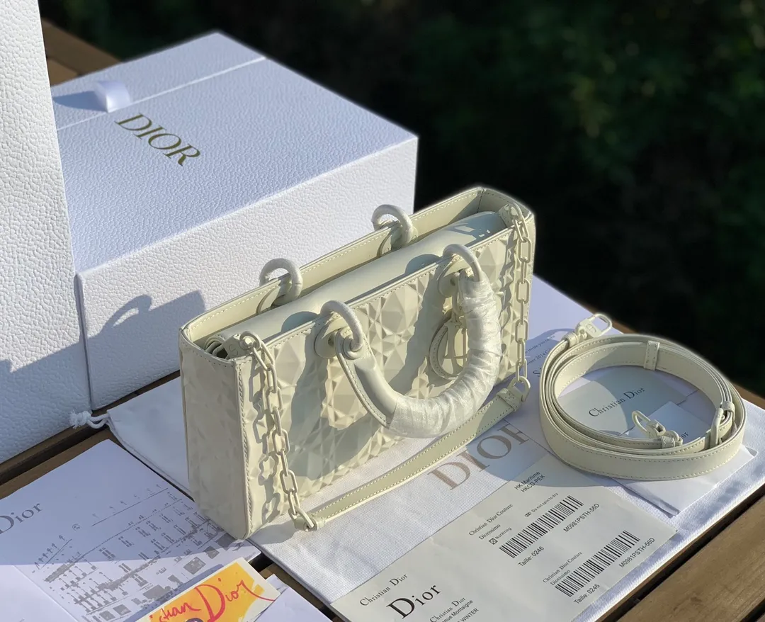 Top upgraded version💰1900 size 26-13.5-5cm White horizontal version of Princess Diana with diamond pattern, counter 38,000➕, overseas channels, the original cannage pattern uses high-frequency heat embossing technology to create a three-dimensional and technological sense of the diamond version. It shines like a diamond and shines brightly. The milky white brings a pure and gentle feeling... It melts the hearts of many girls. It is very versatile all year round. It also comes with a chain. It highlights the elegance when carried by the hand, and very smart and cute when carried cross-body!