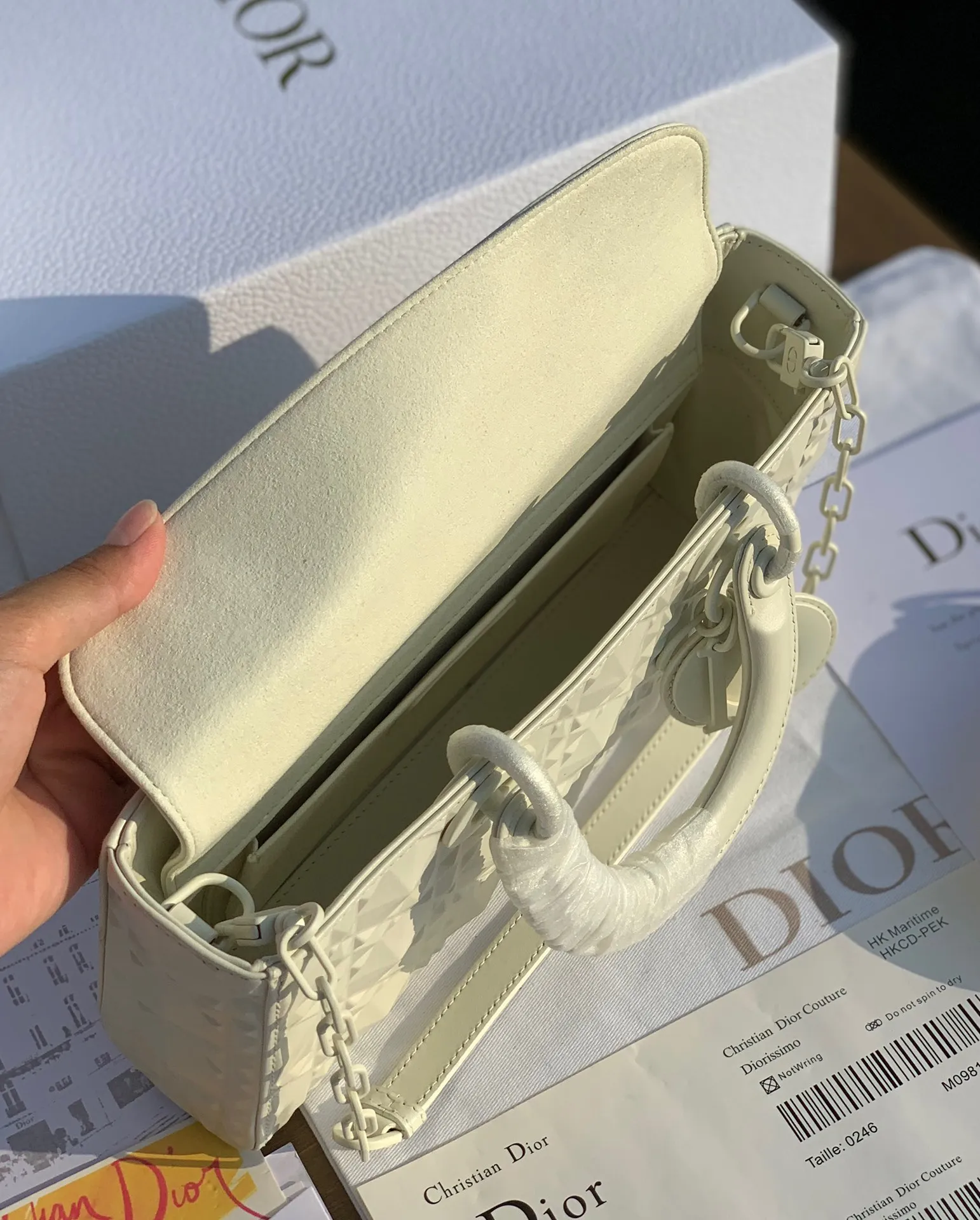 Top upgraded version💰1900 size 26-13.5-5cm White horizontal version of Princess Diana with diamond pattern, counter 38,000➕, overseas channels, the original cannage pattern uses high-frequency heat embossing technology to create a three-dimensional and technological sense of the diamond version. It shines like a diamond and shines brightly. The milky white brings a pure and gentle feeling... It melts the hearts of many girls. It is very versatile all year round. It also comes with a chain. It highlights the elegance when carried by the hand, and very smart and cute when carried cross-body!