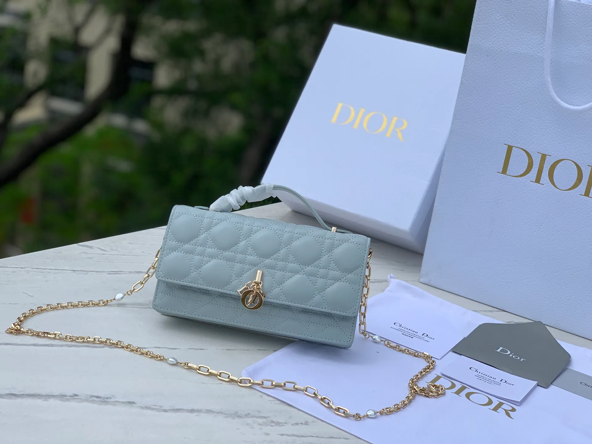 Top upgraded version 💰1760 Size: 21 x 11.5 x 4.5cm Lady Dior Woc handle pearl chain bag, new style for spring and summer, carefully made of sheepskin, decorated with rattan pattern, flip cover design with D.I.O.R. charm to enhance the style. The practical style has multiple compartments and card slots to store a variety of daily essentials, making it an ideal companion for day and evening wear. Carry by hand or cross-body with top handle and detachable chain embellished with resin beads.