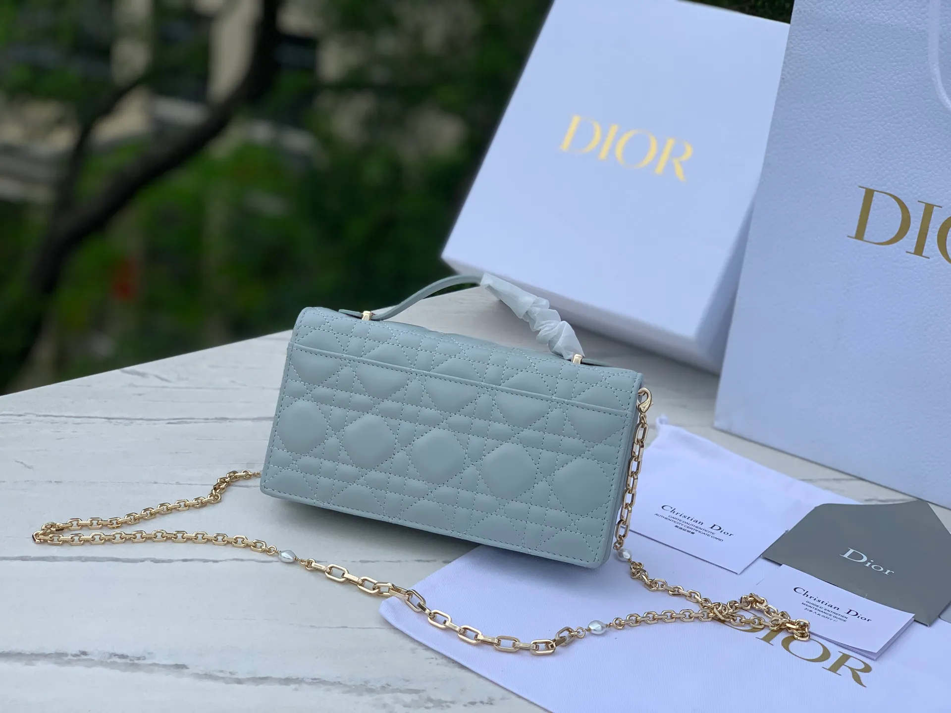 Top upgraded version 💰1760 Size: 21 x 11.5 x 4.5cm Lady Dior Woc handle pearl chain bag, new style for spring and summer, carefully made of sheepskin, decorated with rattan pattern, flip cover design with D.I.O.R. charm to enhance the style. The practical style has multiple compartments and card slots to store a variety of daily essentials, making it an ideal companion for day and evening wear. Carry by hand or cross-body with top handle and detachable chain embellished with resin beads.