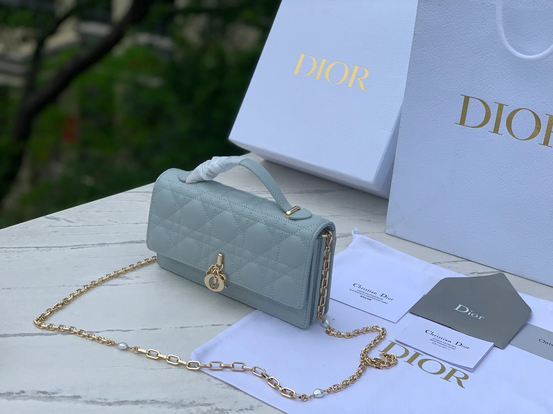 Top upgraded version 💰1760 Size: 21 x 11.5 x 4.5cm Lady Dior Woc handle pearl chain bag, new style for spring and summer, carefully made of sheepskin, decorated with rattan pattern, flip cover design with D.I.O.R. charm to enhance the style. The practical style has multiple compartments and card slots to store a variety of daily essentials, making it an ideal companion for day and evening wear. Carry by hand or cross-body with top handle and detachable chain embellished with resin beads.