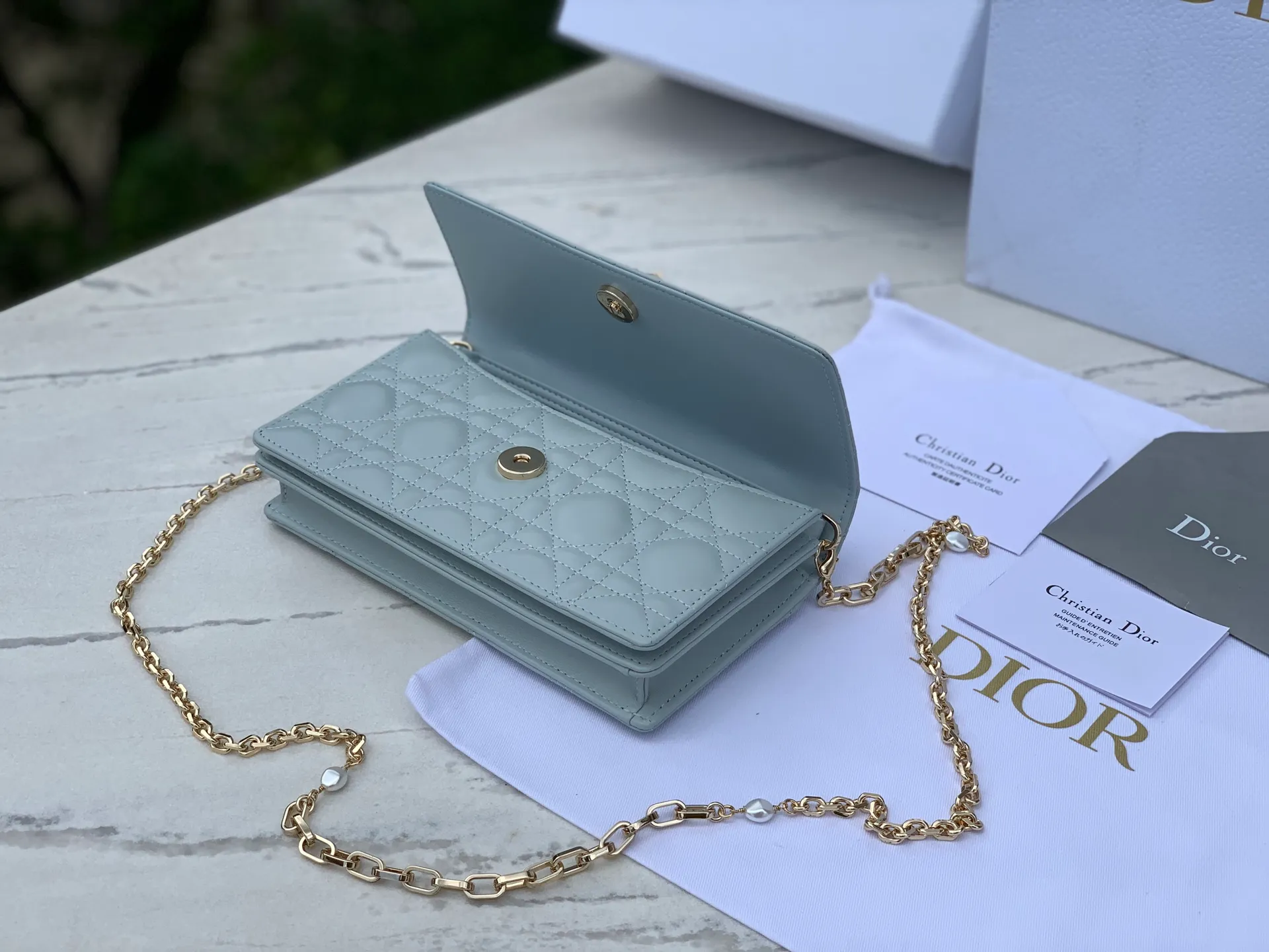 Top upgraded version 💰1760 Size: 21 x 11.5 x 4.5cm Lady Dior Woc handle pearl chain bag, new style for spring and summer, carefully made of sheepskin, decorated with rattan pattern, flip cover design with D.I.O.R. charm to enhance the style. The practical style has multiple compartments and card slots to store a variety of daily essentials, making it an ideal companion for day and evening wear. Carry by hand or cross-body with top handle and detachable chain embellished with resin beads.