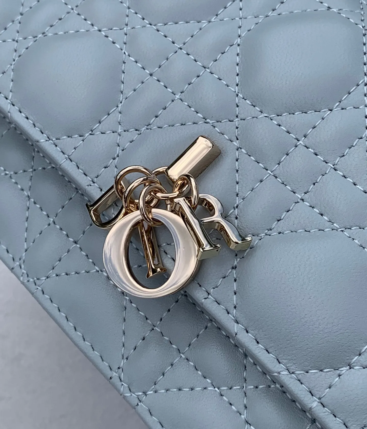 Top upgraded version 💰1760 Size: 21 x 11.5 x 4.5cm Lady Dior Woc handle pearl chain bag, new style for spring and summer, carefully made of sheepskin, decorated with rattan pattern, flip cover design with D.I.O.R. charm to enhance the style. The practical style has multiple compartments and card slots to store a variety of daily essentials, making it an ideal companion for day and evening wear. Carry by hand or cross-body with top handle and detachable chain embellished with resin beads.