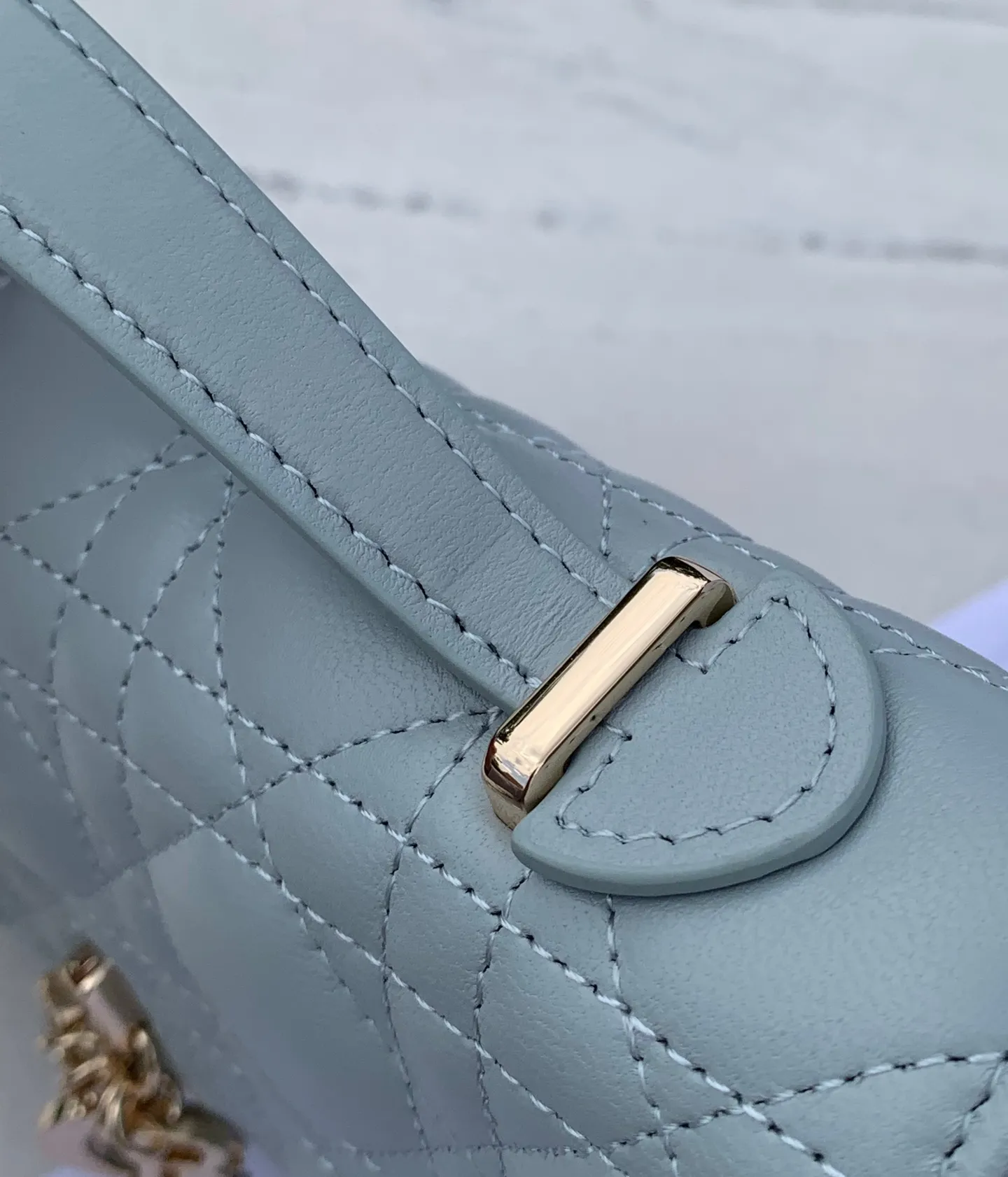 Top upgraded version 💰1760 Size: 21 x 11.5 x 4.5cm Lady Dior Woc handle pearl chain bag, new style for spring and summer, carefully made of sheepskin, decorated with rattan pattern, flip cover design with D.I.O.R. charm to enhance the style. The practical style has multiple compartments and card slots to store a variety of daily essentials, making it an ideal companion for day and evening wear. Carry by hand or cross-body with top handle and detachable chain embellished with resin beads.