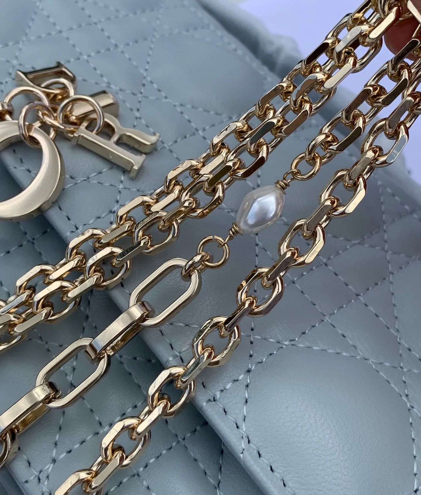 Top upgraded version 💰1760 Size: 21 x 11.5 x 4.5cm Lady Dior Woc handle pearl chain bag, new style for spring and summer, carefully made of sheepskin, decorated with rattan pattern, flip cover design with D.I.O.R. charm to enhance the style. The practical style has multiple compartments and card slots to store a variety of daily essentials, making it an ideal companion for day and evening wear. Carry by hand or cross-body with top handle and detachable chain embellished with resin beads.