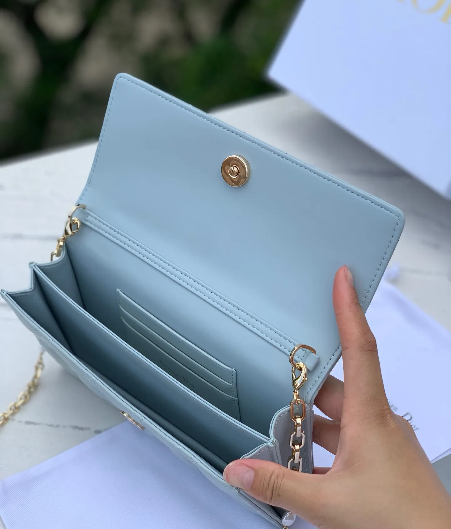 Top upgraded version 💰1760 Size: 21 x 11.5 x 4.5cm Lady Dior Woc handle pearl chain bag, new style for spring and summer, carefully made of sheepskin, decorated with rattan pattern, flip cover design with D.I.O.R. charm to enhance the style. The practical style has multiple compartments and card slots to store a variety of daily essentials, making it an ideal companion for day and evening wear. Carry by hand or cross-body with top handle and detachable chain embellished with resin beads.