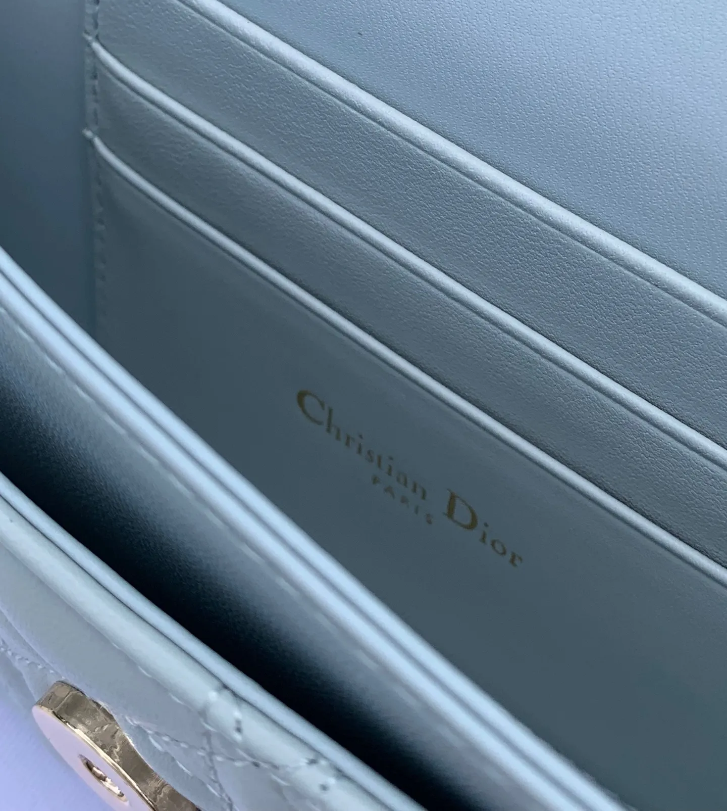 Top upgraded version 💰1760 Size: 21 x 11.5 x 4.5cm Lady Dior Woc handle pearl chain bag, new style for spring and summer, carefully made of sheepskin, decorated with rattan pattern, flip cover design with D.I.O.R. charm to enhance the style. The practical style has multiple compartments and card slots to store a variety of daily essentials, making it an ideal companion for day and evening wear. Carry by hand or cross-body with top handle and detachable chain embellished with resin beads.