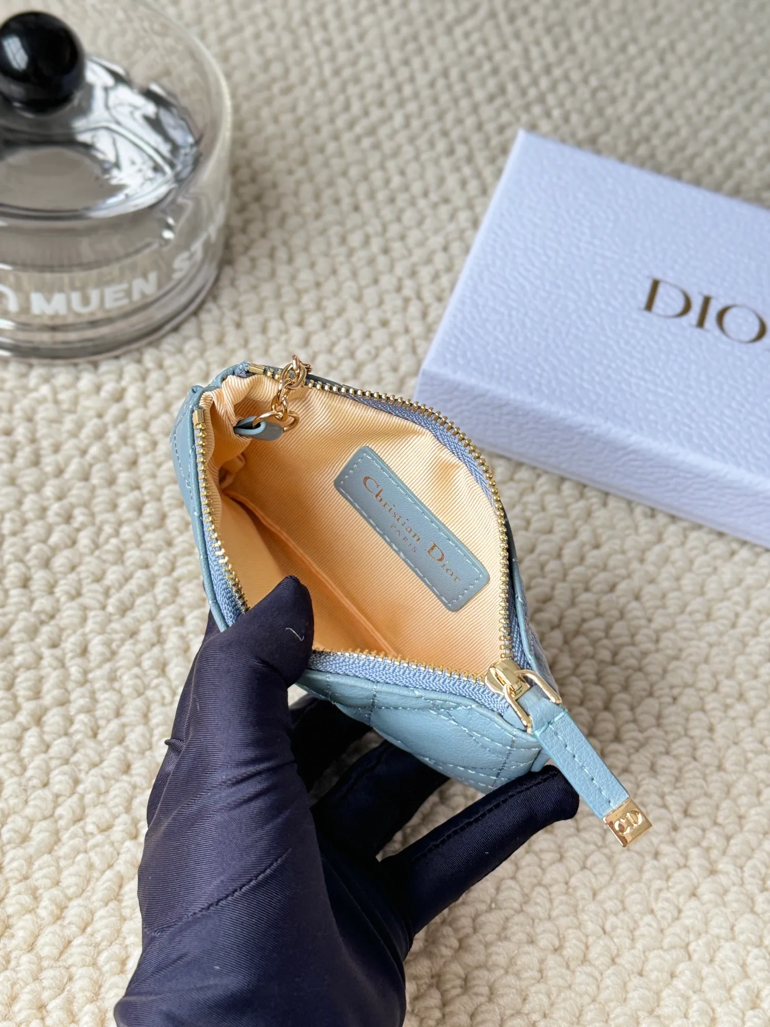💰150 2024 spring and summer new coin purse key bag is small and cute Size: 14.5*7.6cm Model: S5158UWHC_M30G This Dior Caro card holder is elegant and practical. Carefully crafted from soft cow leather, it is decorated with cannage pattern topstitching and a CD logo on the front to enhance the style. Elegant and sophisticated. 30 Montaigne Glycine Coin Purse Key Case 🔑 Compact and practical, unique, it can store various daily necessities, suitable for various occasions, and can be matched with its 30Montaigne items. CD logo on front