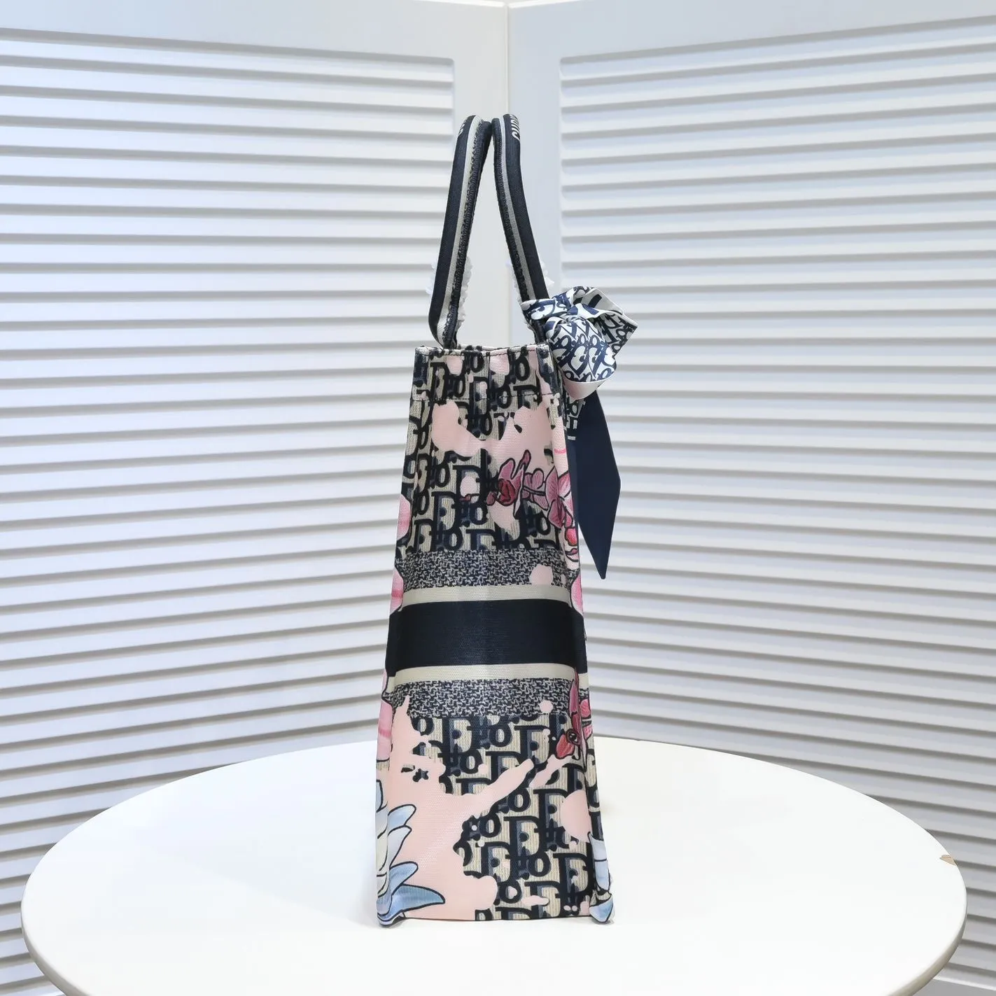💰360￥With silk scarf, large size🔥 embroidered edge🔜Dior new shopping bag at Dior counter! Counters are updated simultaneously! Limited edition of the same style as the stars! Super stylish! Imported fabric👍high-end quality! You can go in and out of the counters at will without any pressure! The first choice for going out with super large capacity👍 Model: 8033 Size: 41*14*32cm