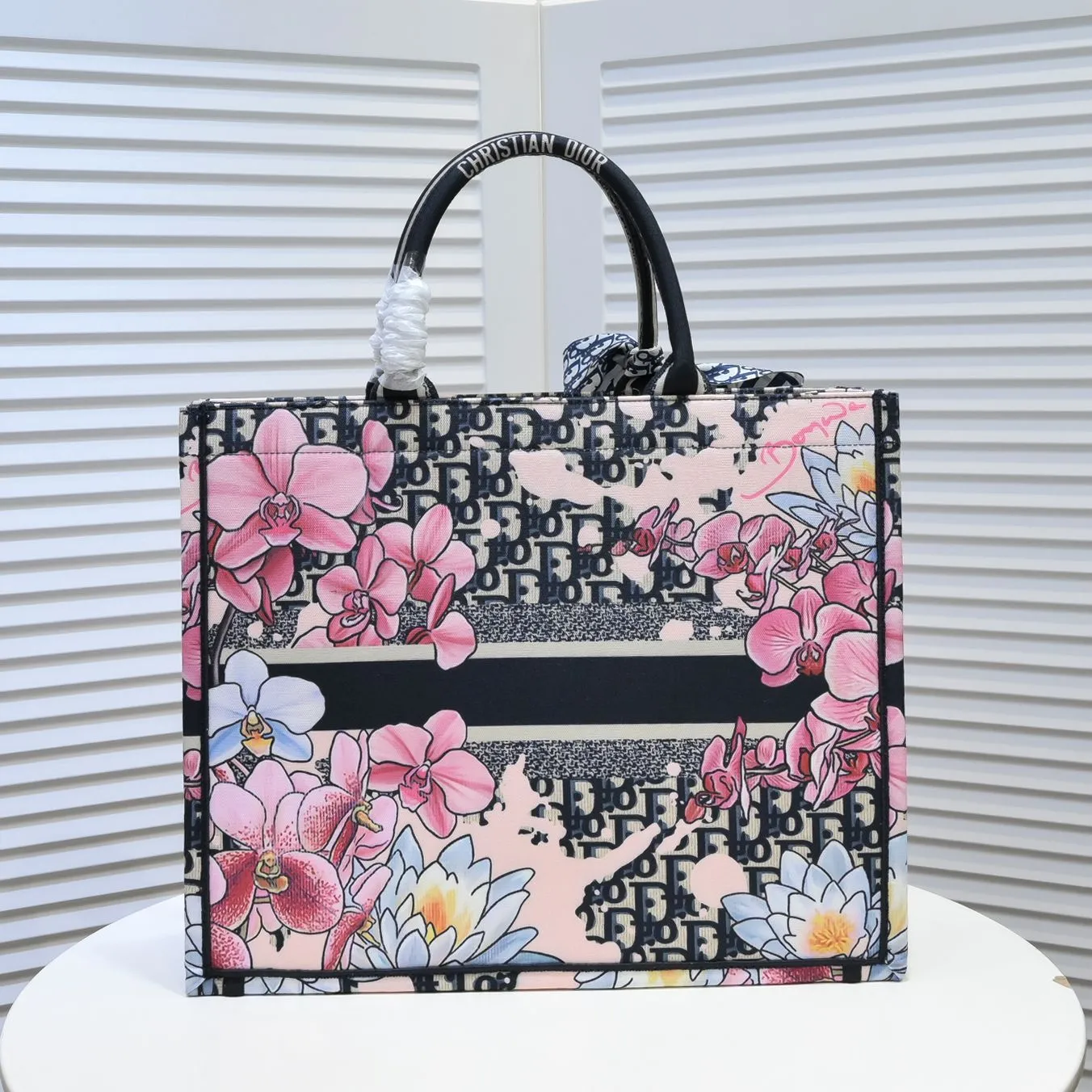 💰360￥With silk scarf, large size🔥 embroidered edge🔜Dior new shopping bag at Dior counter! Counters are updated simultaneously! Limited edition of the same style as the stars! Super stylish! Imported fabric👍high-end quality! You can go in and out of the counters at will without any pressure! The first choice for going out with super large capacity👍 Model: 8033 Size: 41*14*32cm